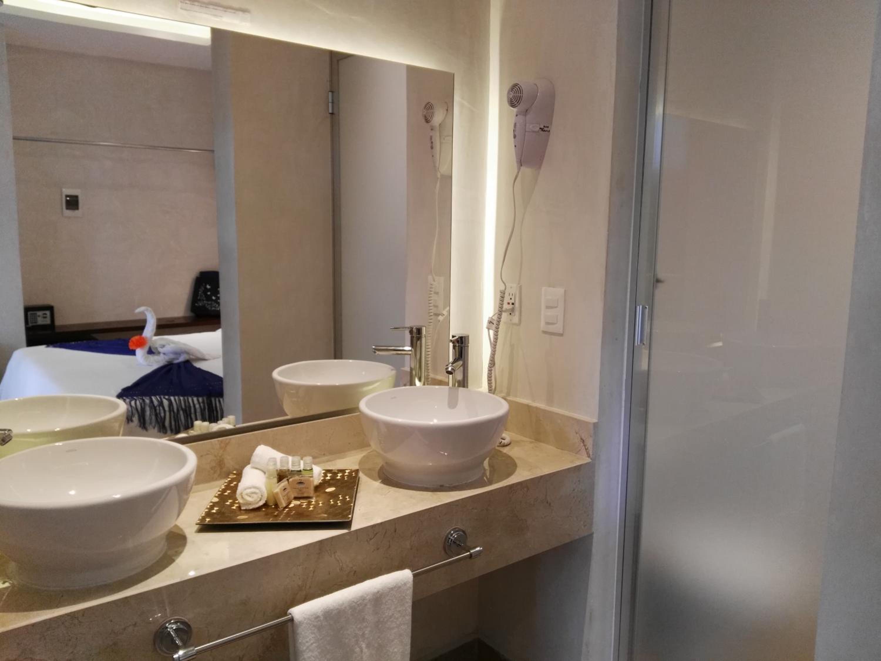 Deluxe Room (2 Adults + 1 Child) - Photo 5