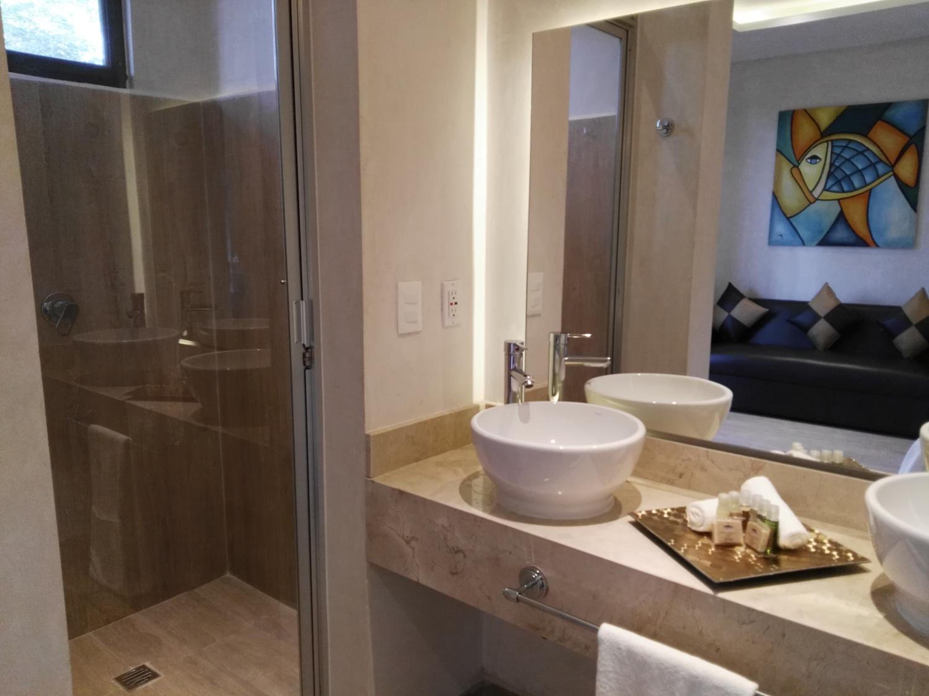 Deluxe Room (2 Adults + 1 Child) - Photo 4