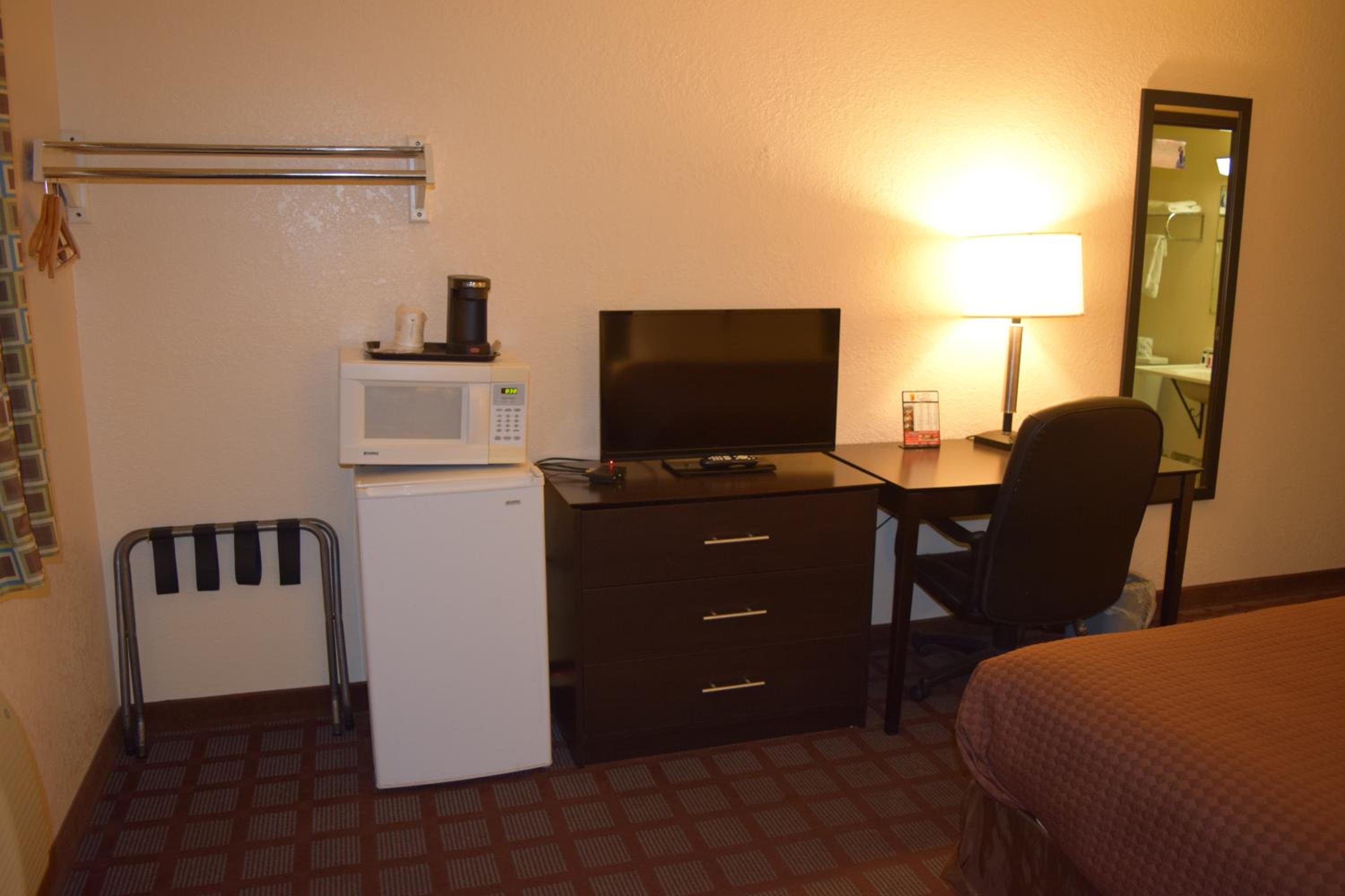 Queen Room - Non-Smoking - Photo 1