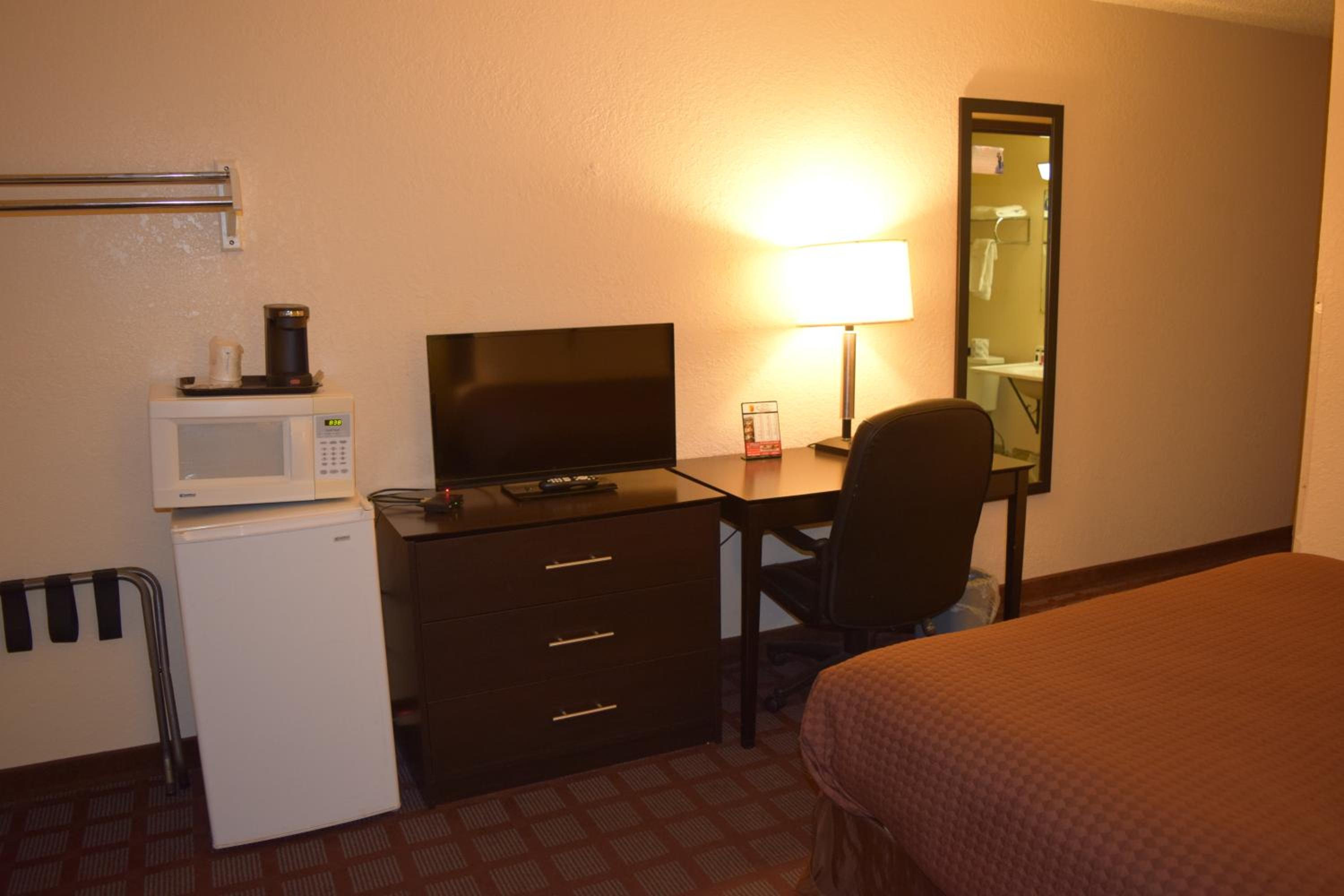 Queen Room - Non-Smoking - Photo 7