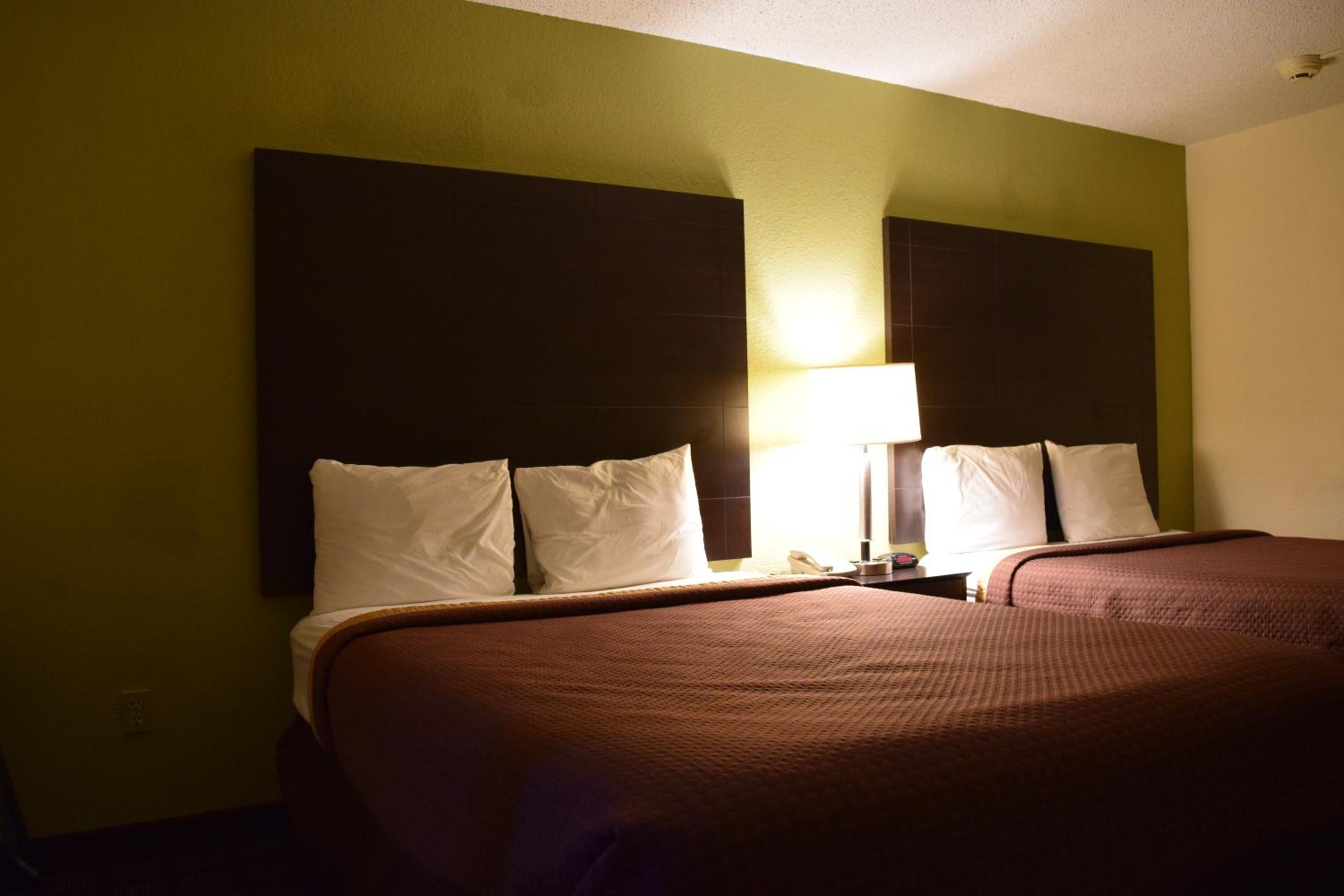 Queen Room with Two Queen Beds - Non-Smoking - Photo 6