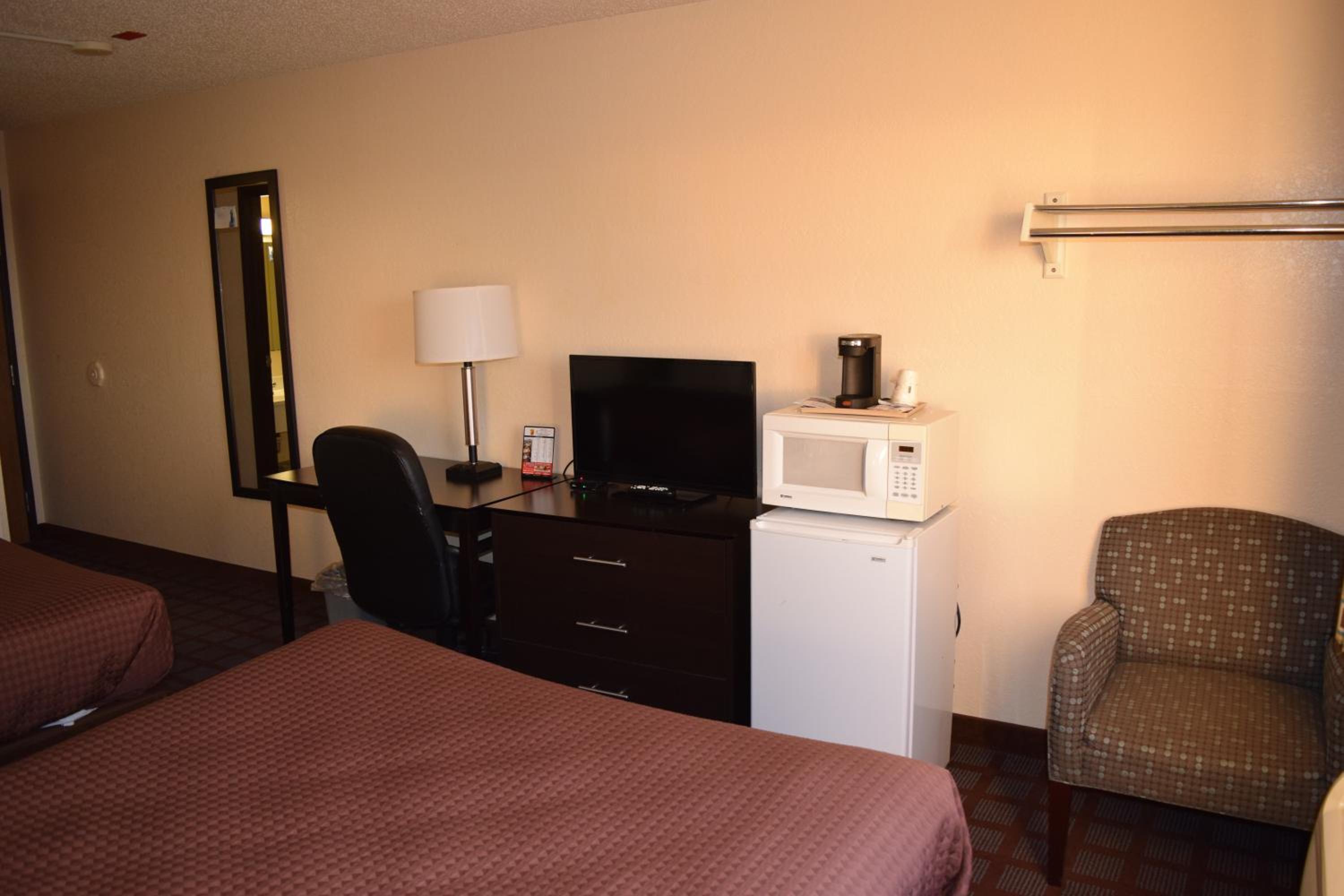 Queen Room with Two Queen Beds - Non-Smoking - Photo 4