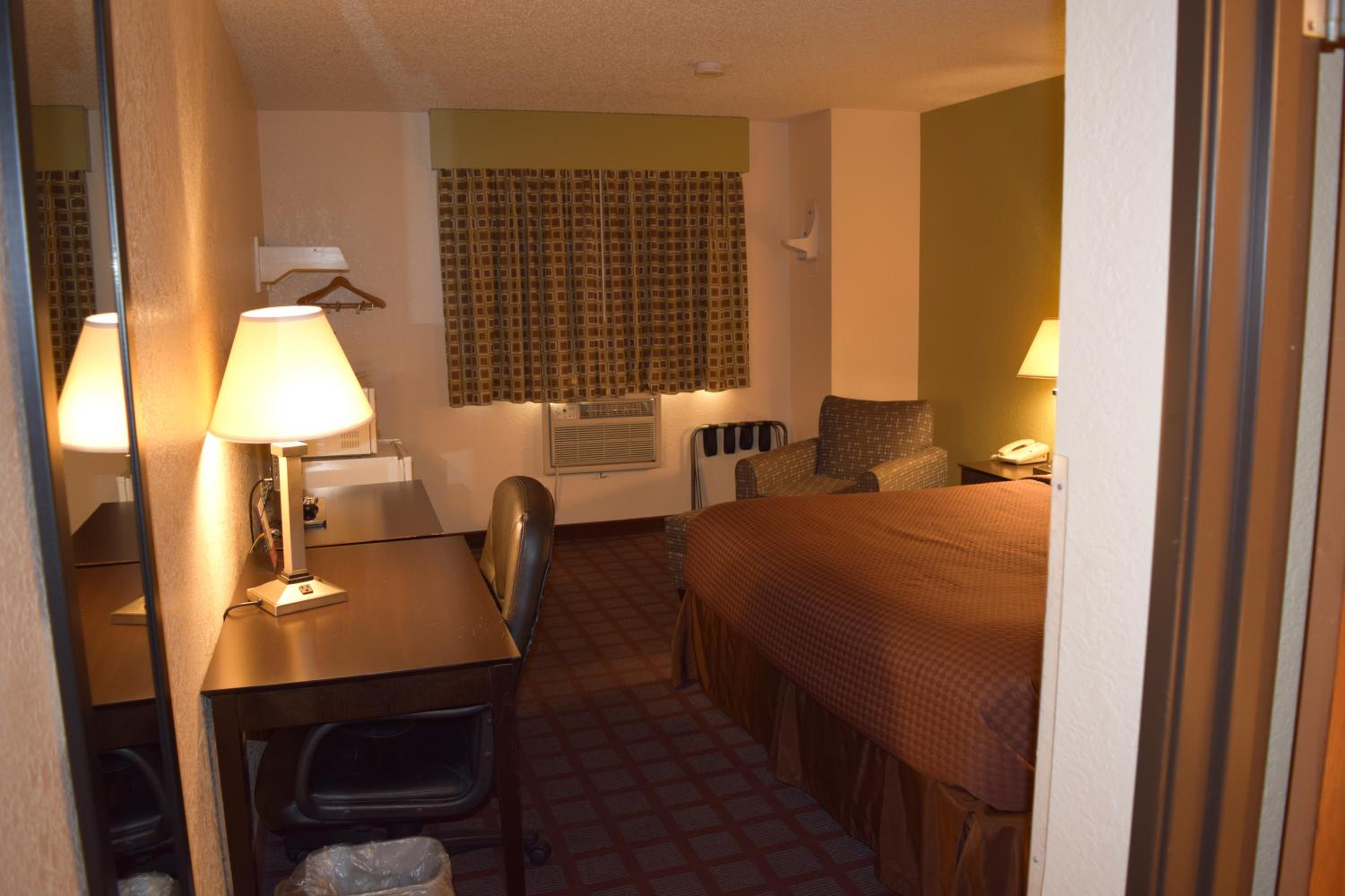 King Room - Non-Smoking - Photo 7