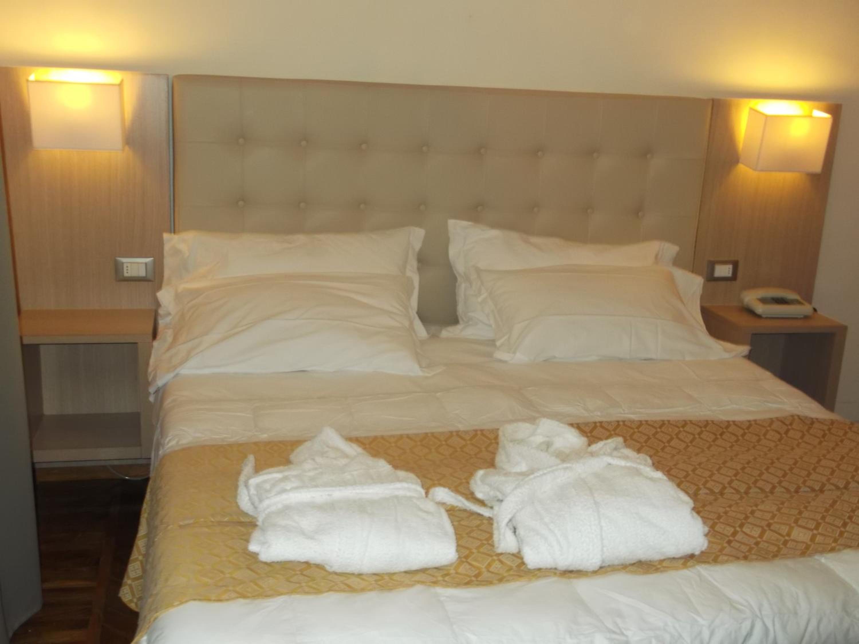 Standard Double Room - Photo 14