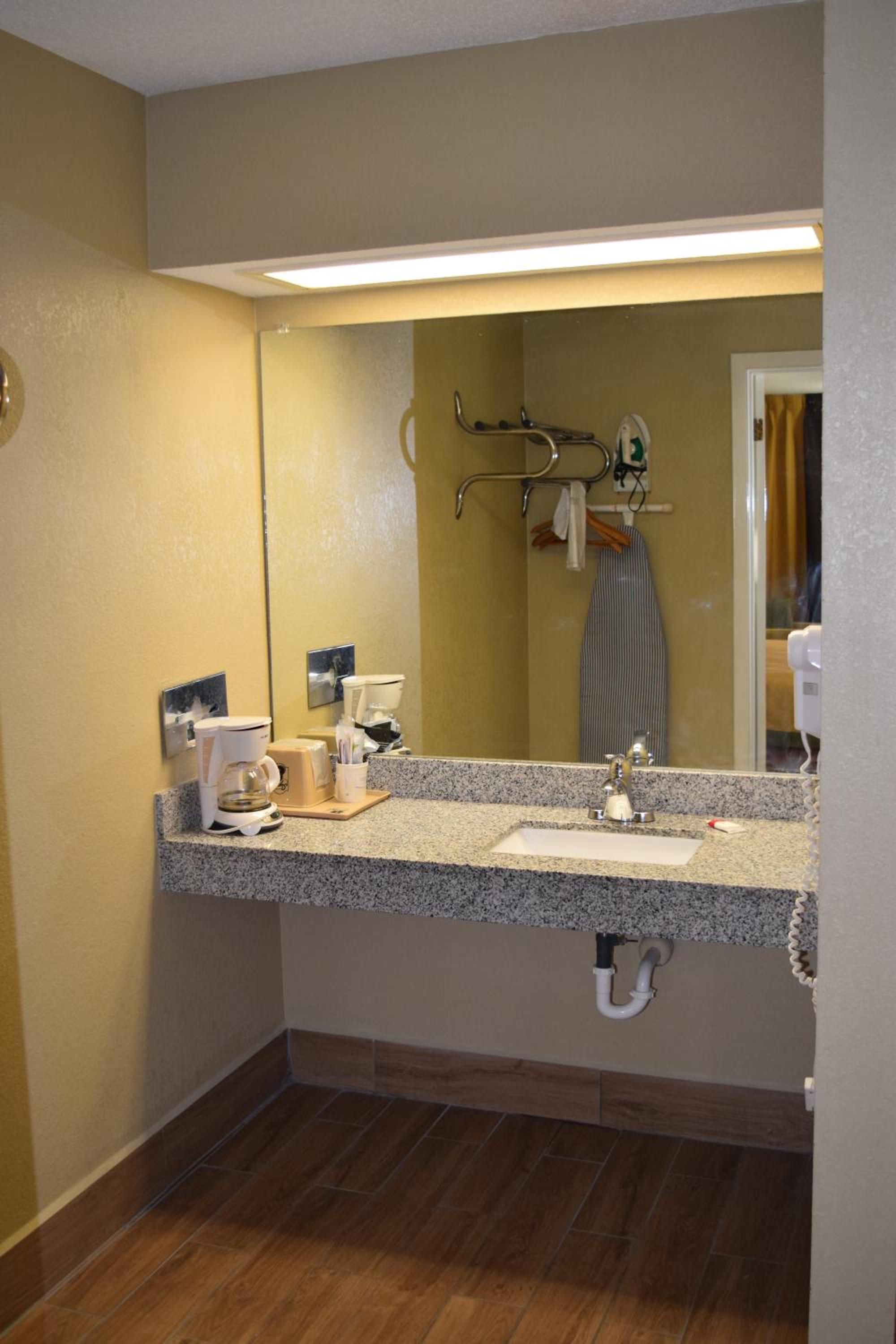 King Room - Non-Smoking photo 3