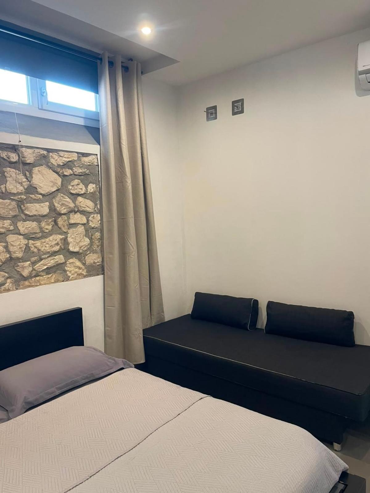 Deluxe One-Bedroom Apartment