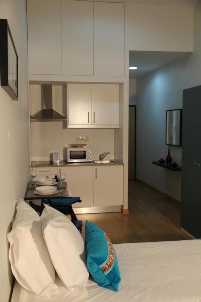 Studio Apartment with Two Single Beds - Photo 4
