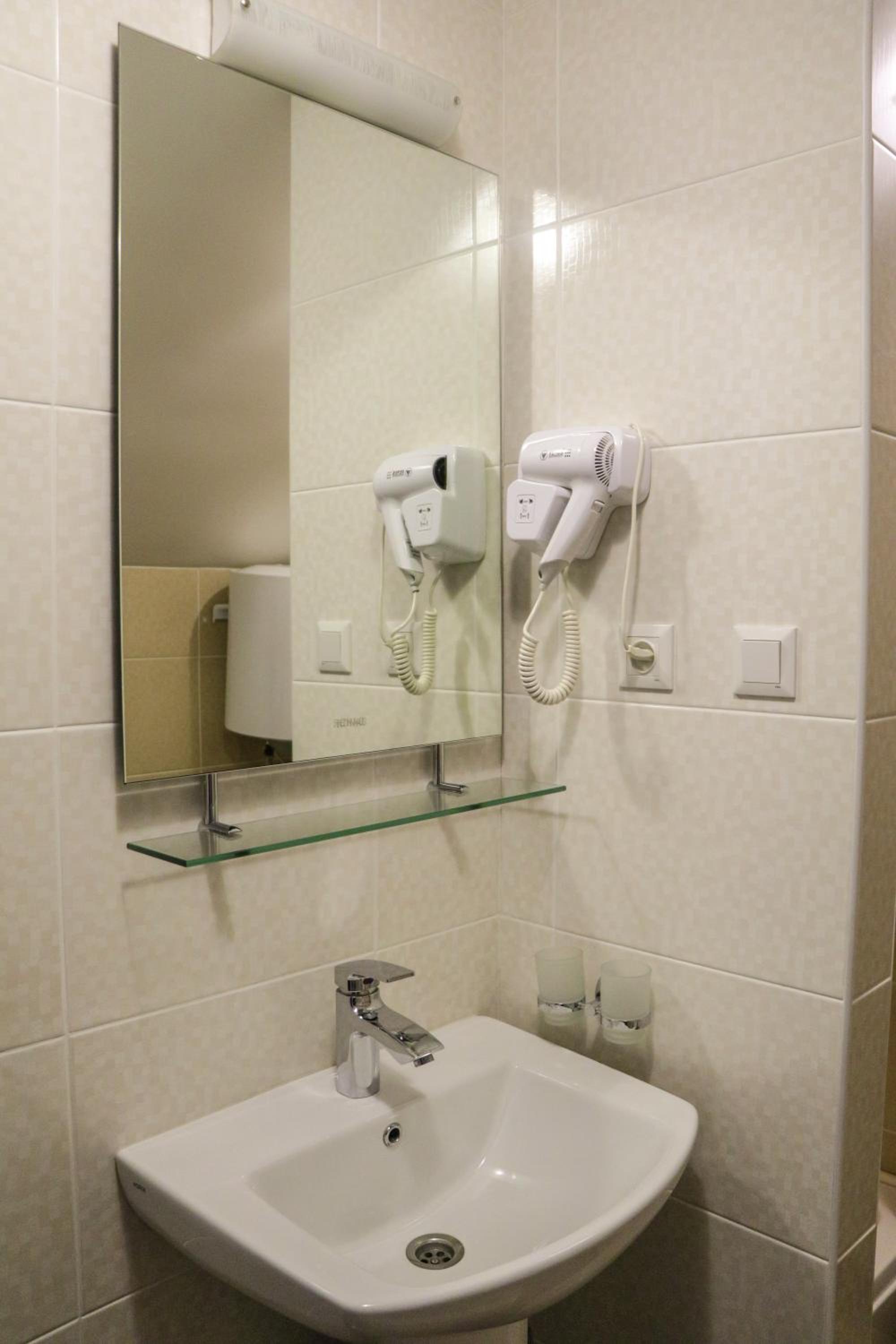 Economy Triple Room With Shared Bathroom photo 3