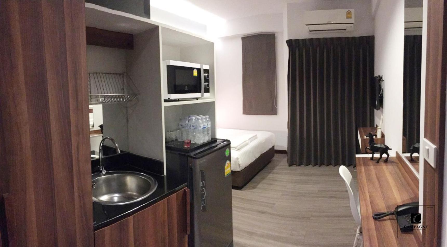 Queen Room with Balcony - Photo 5