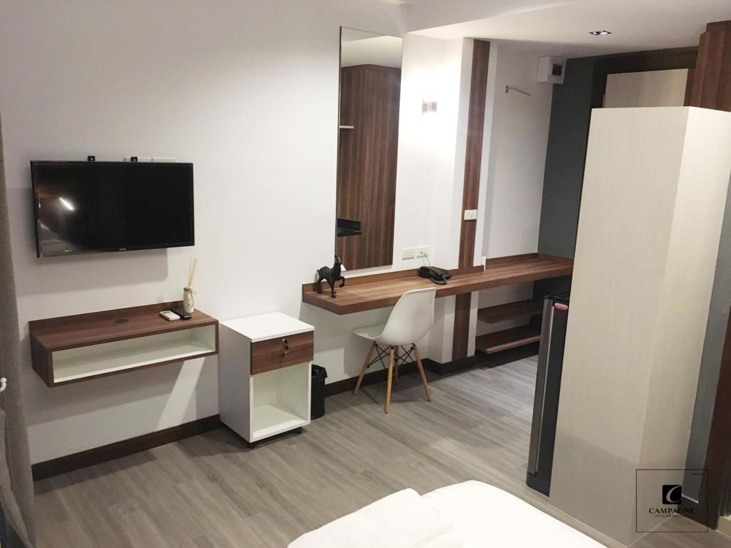 Queen Room with Balcony - Photo 1