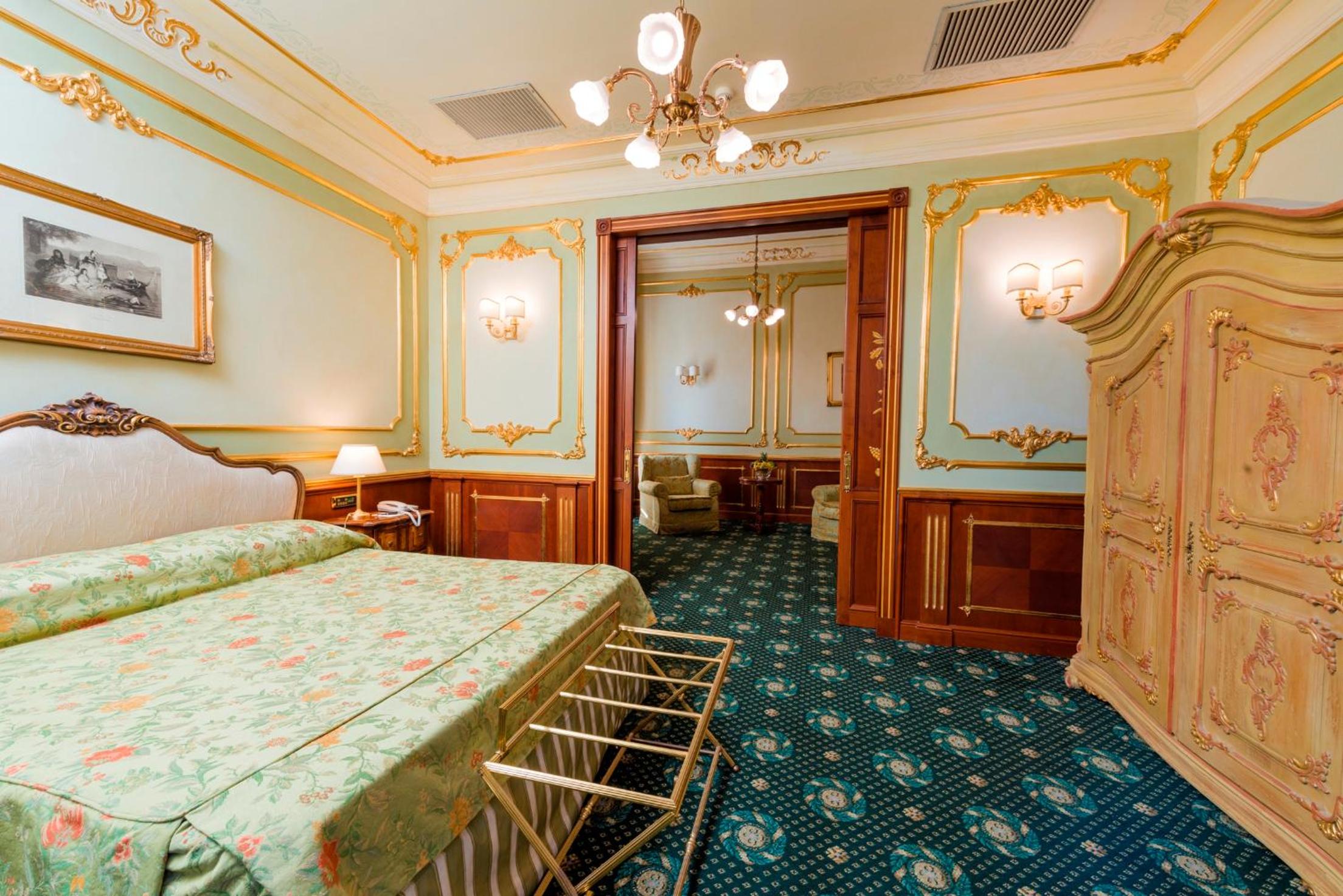 Suite - Photo 8