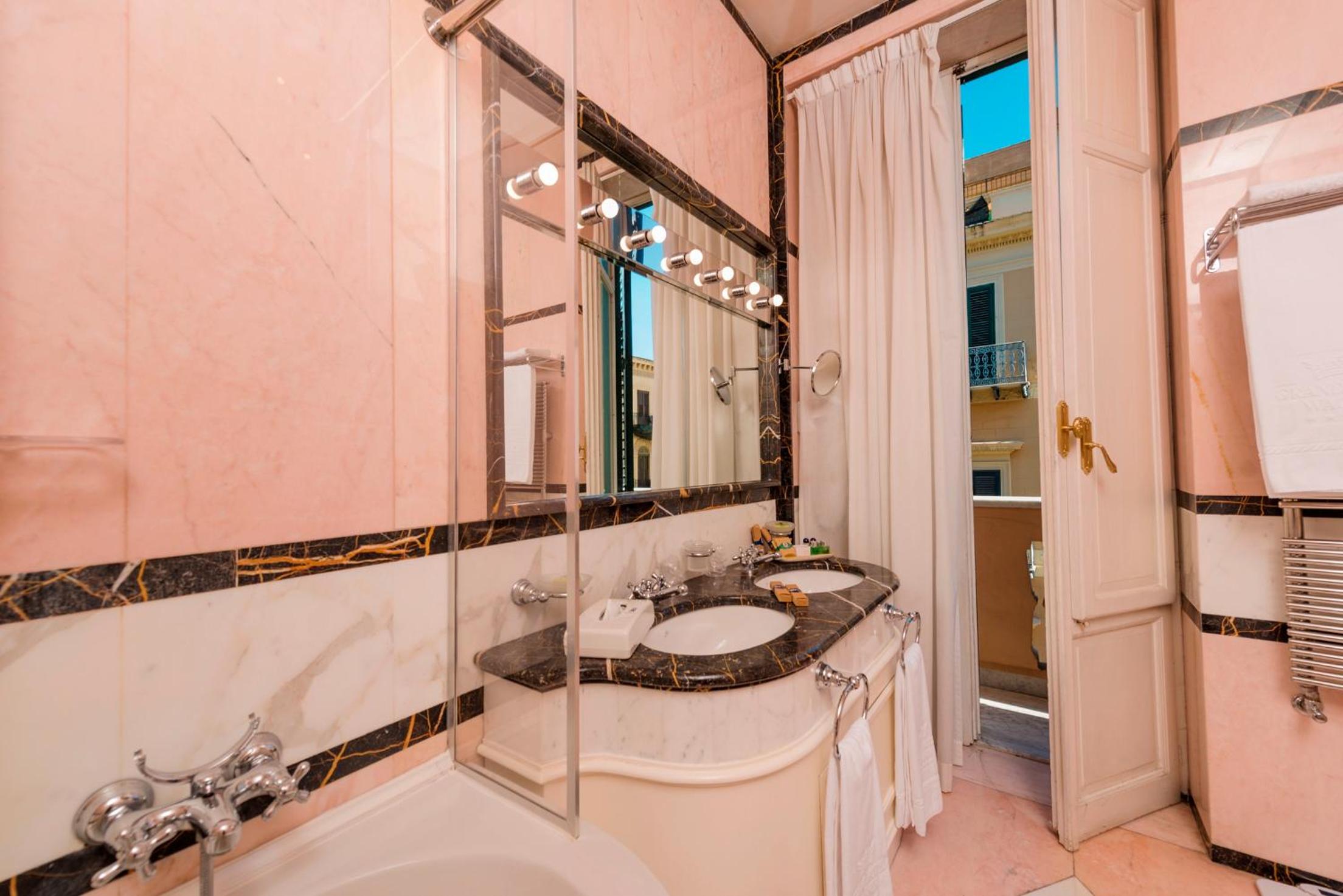 Suite - Photo 17