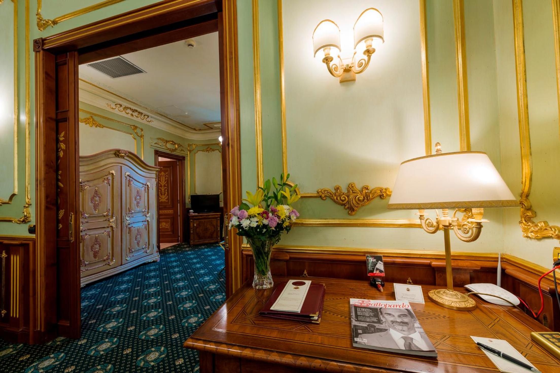 Suite - Photo 16