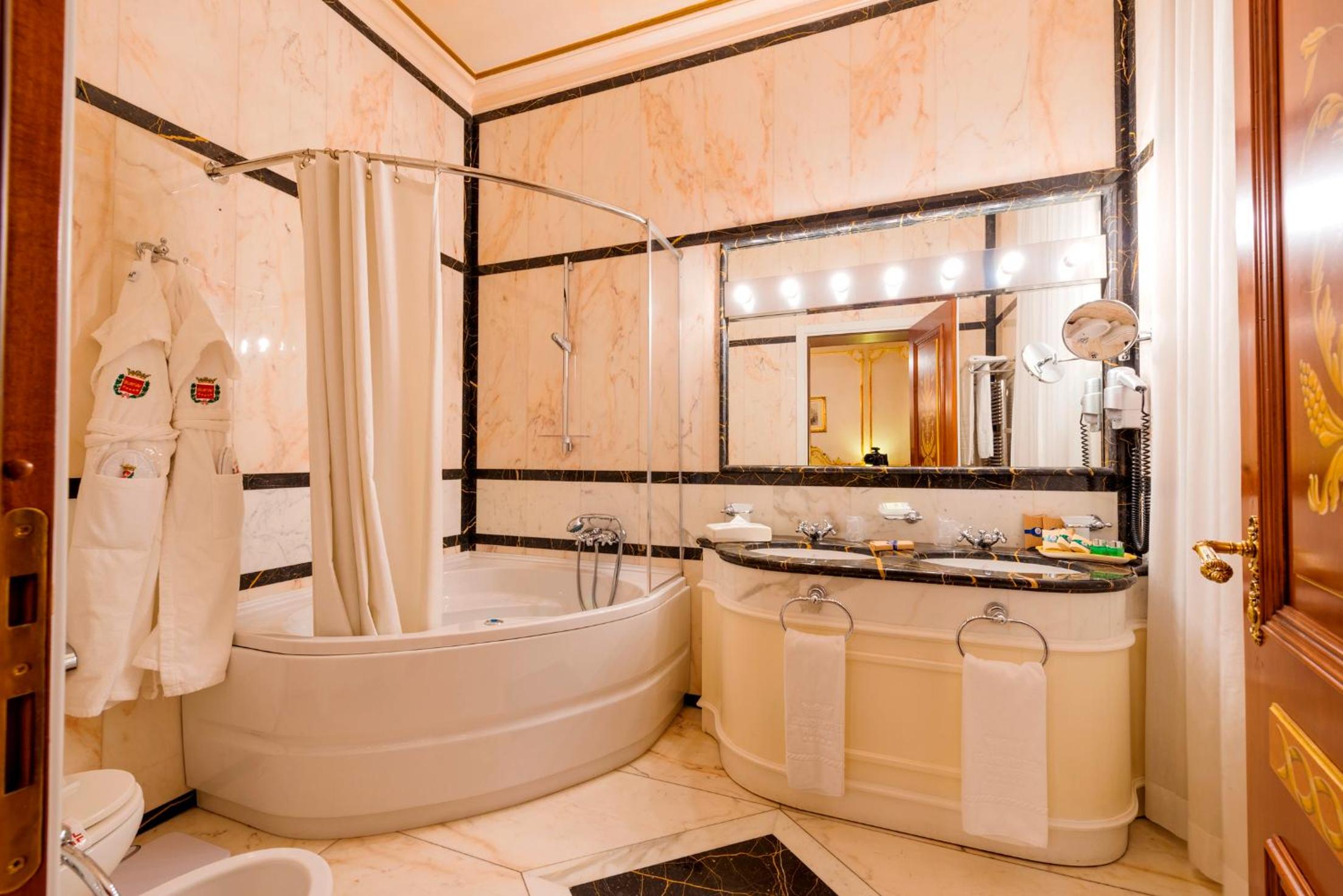 Suite - Photo 15