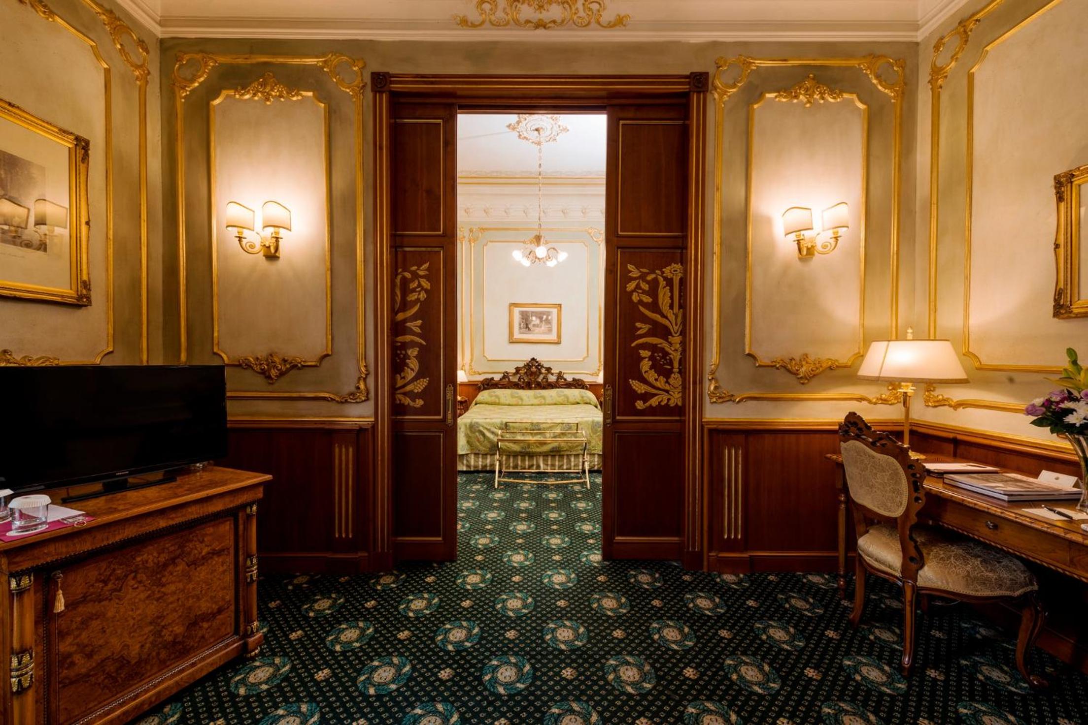 Suite - Photo 13
