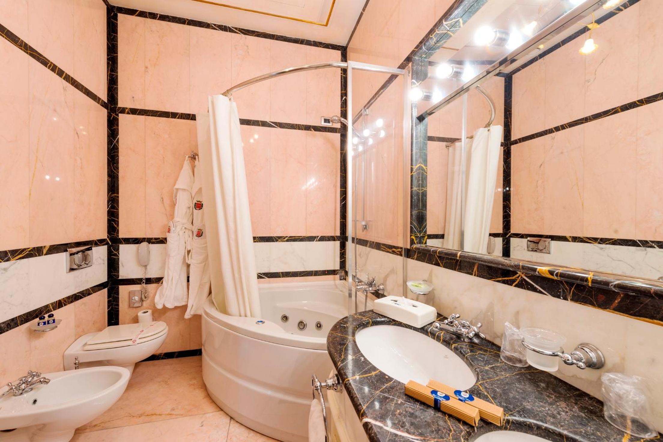 Suite - Photo 10