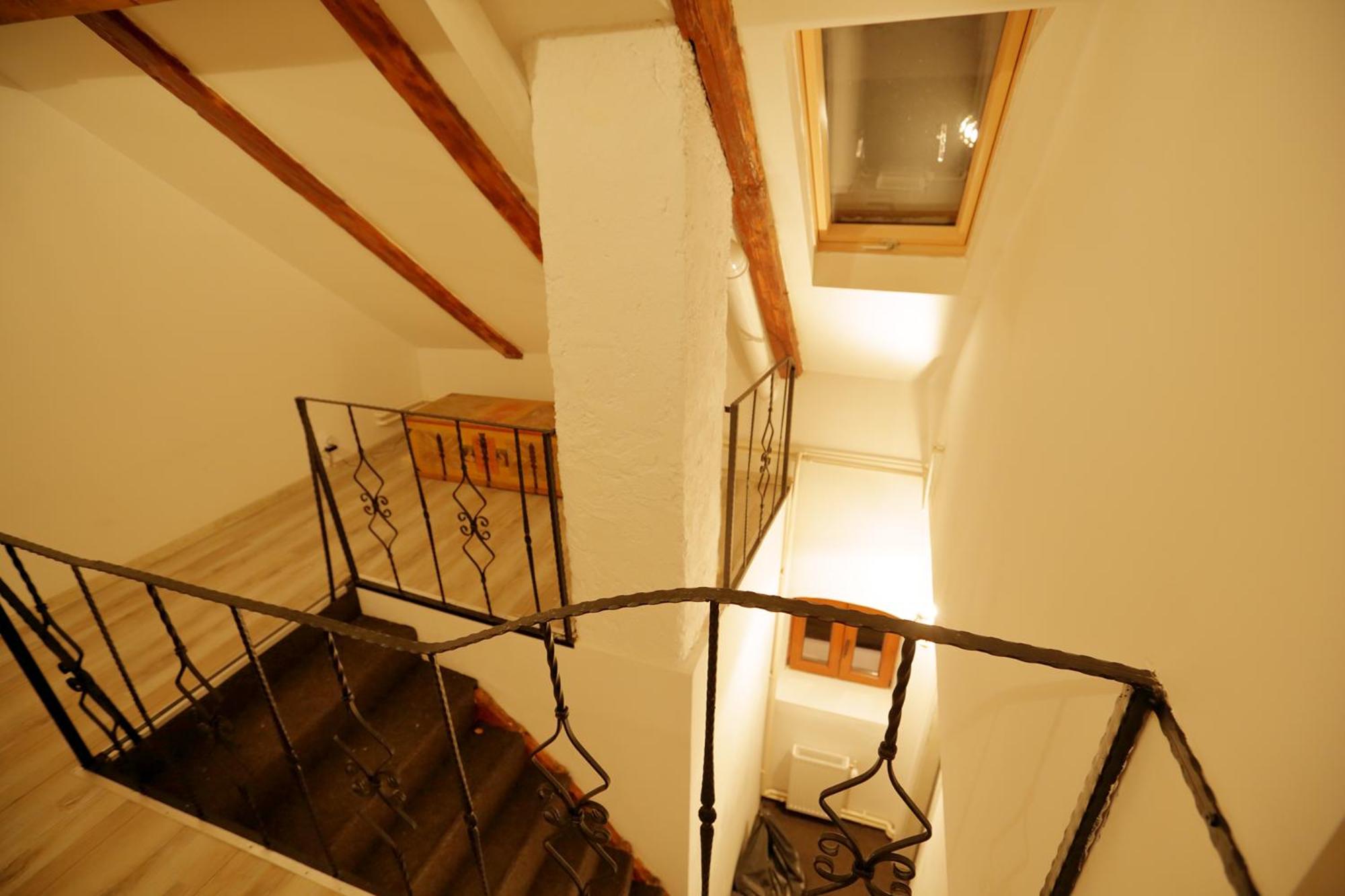 Deluxe King Room - Photo 12