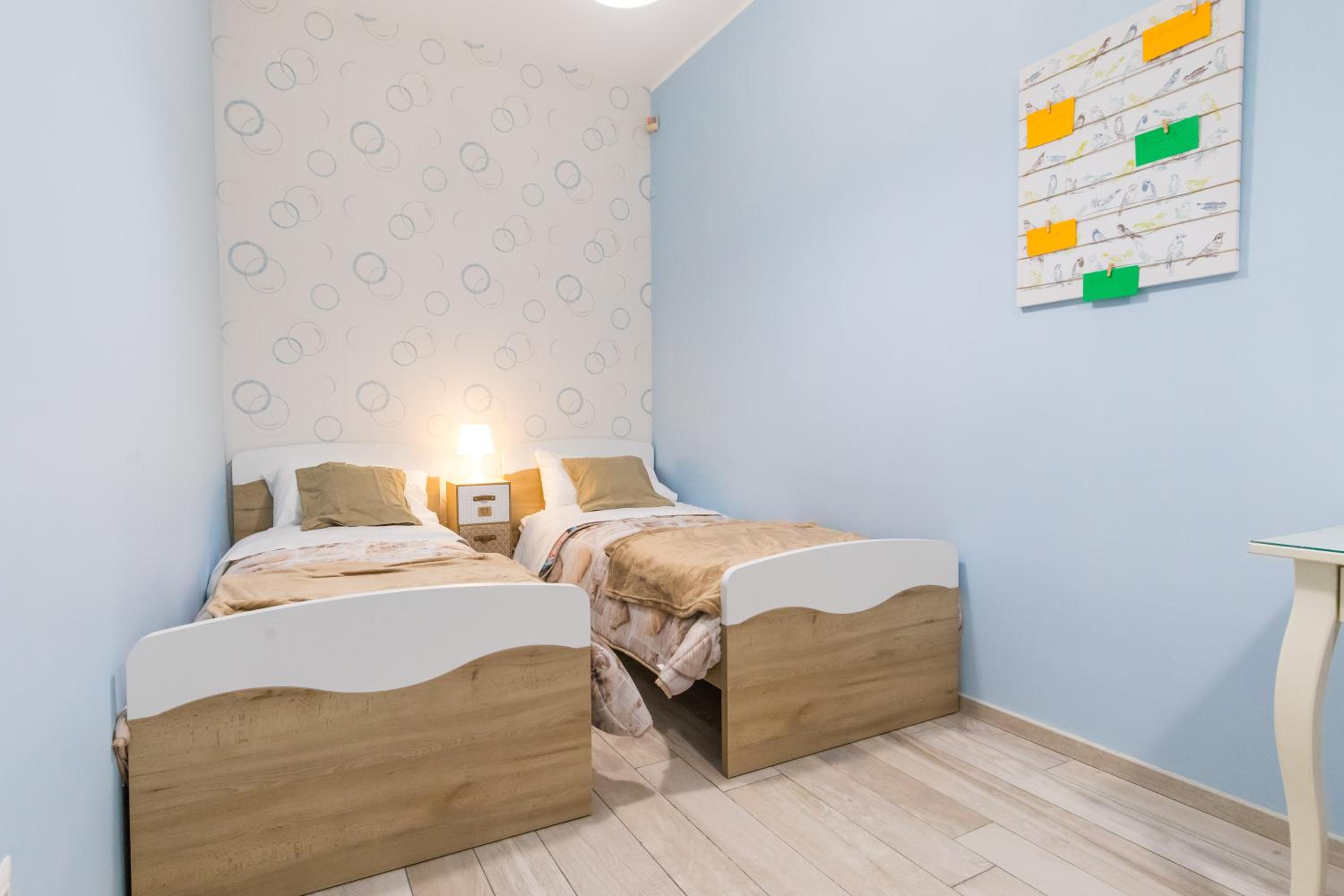 Twin Room with Private Bathroom - Photo 8