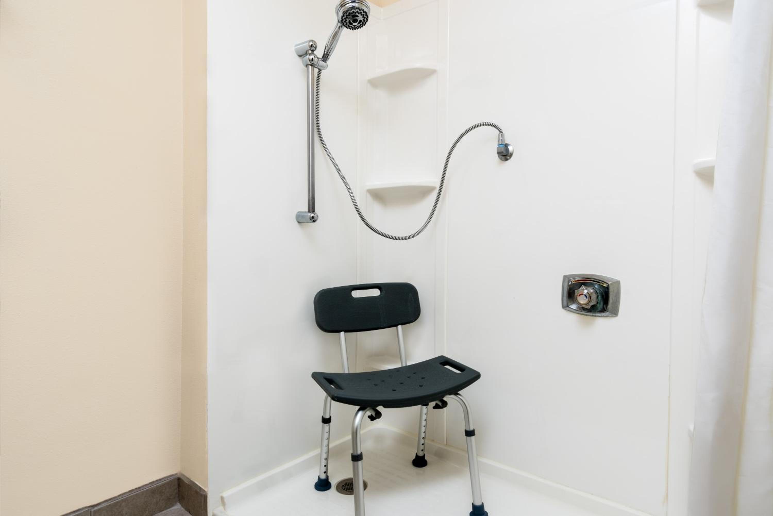 Queen Room with Two Queen Beds - Disability Access/Non-Smoking - Photo 5