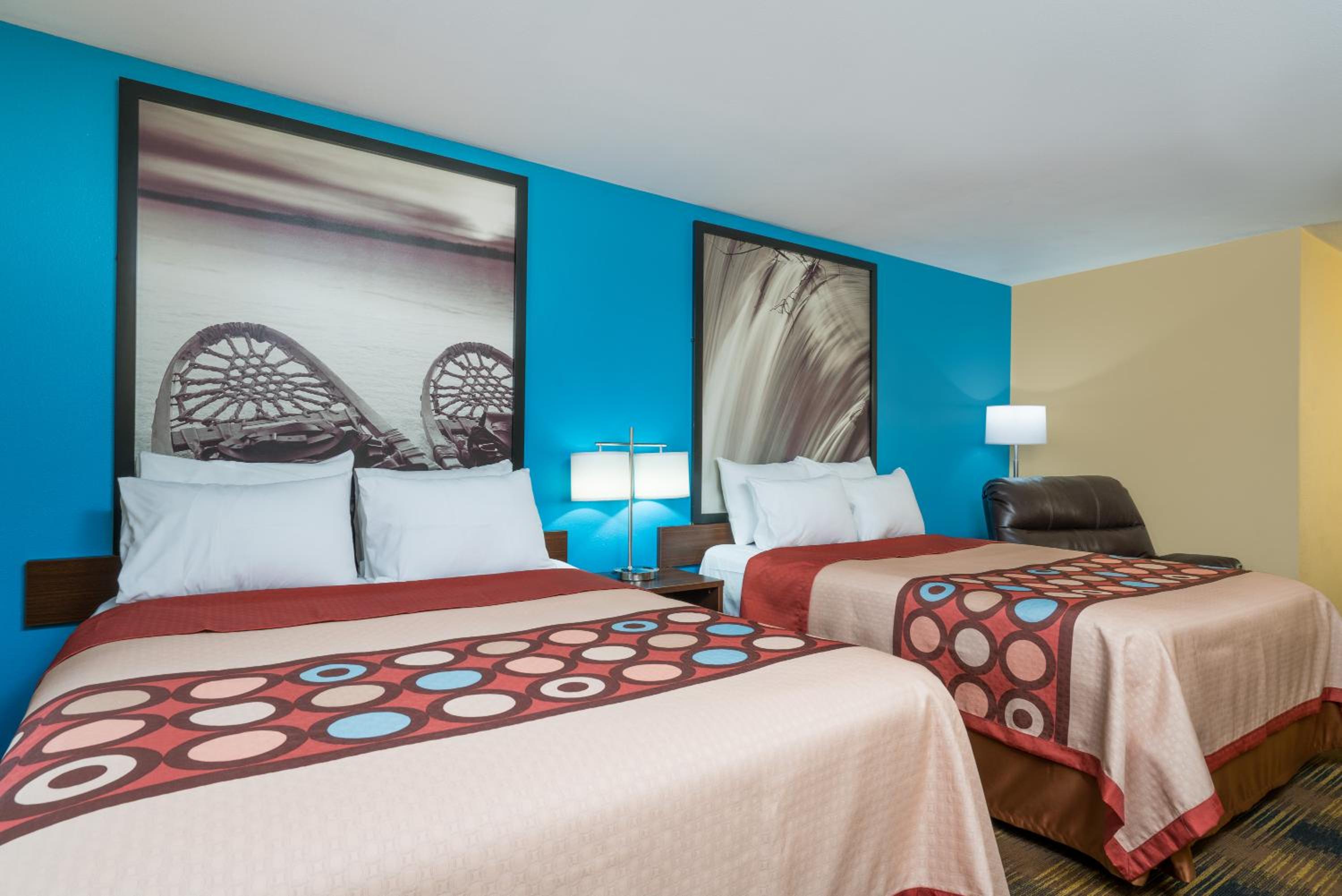 Queen Room with Two Queen Beds - Ground Floor/Non-Smoking - Photo 3