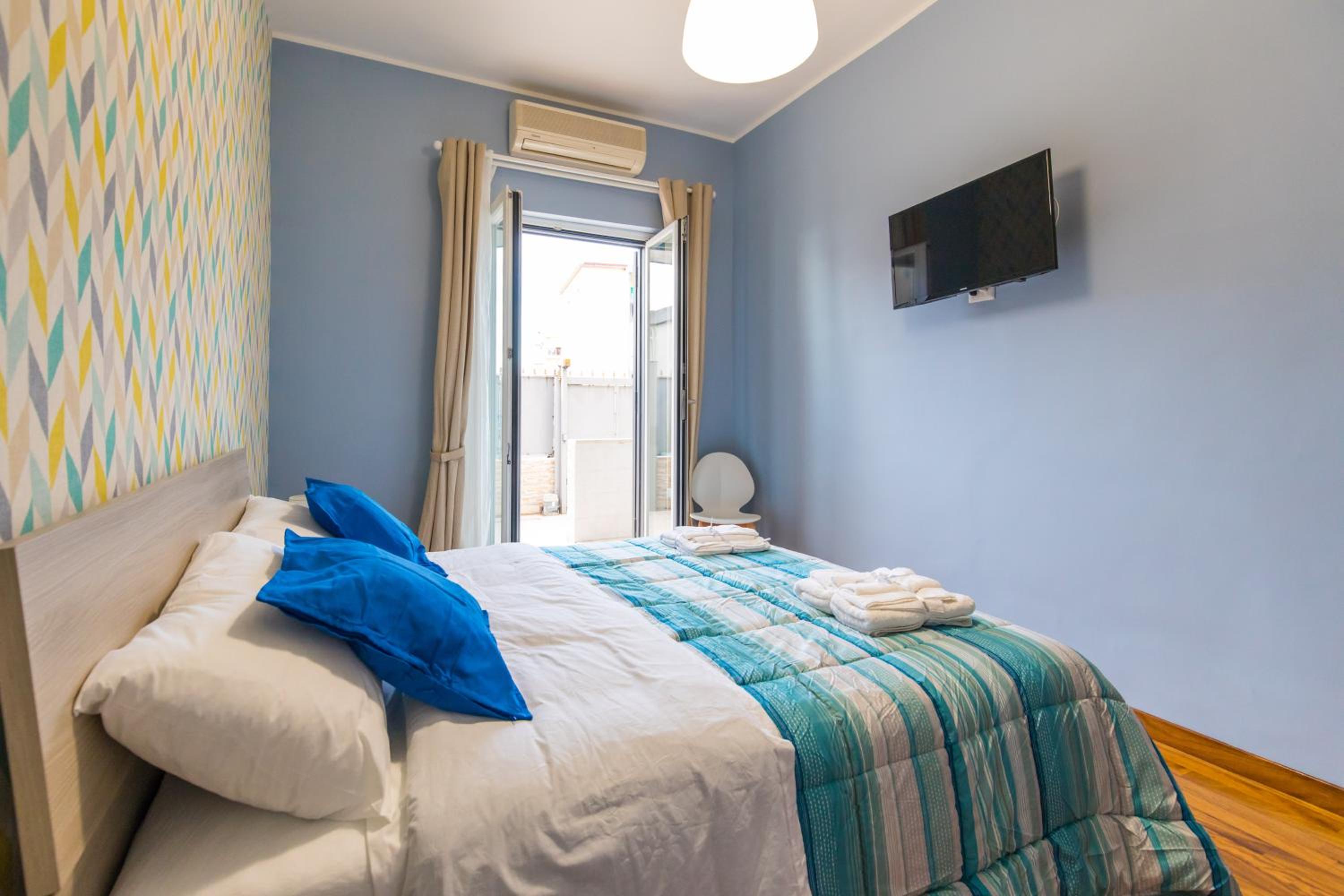 Double Room with Private External Bathroom - Photo 13