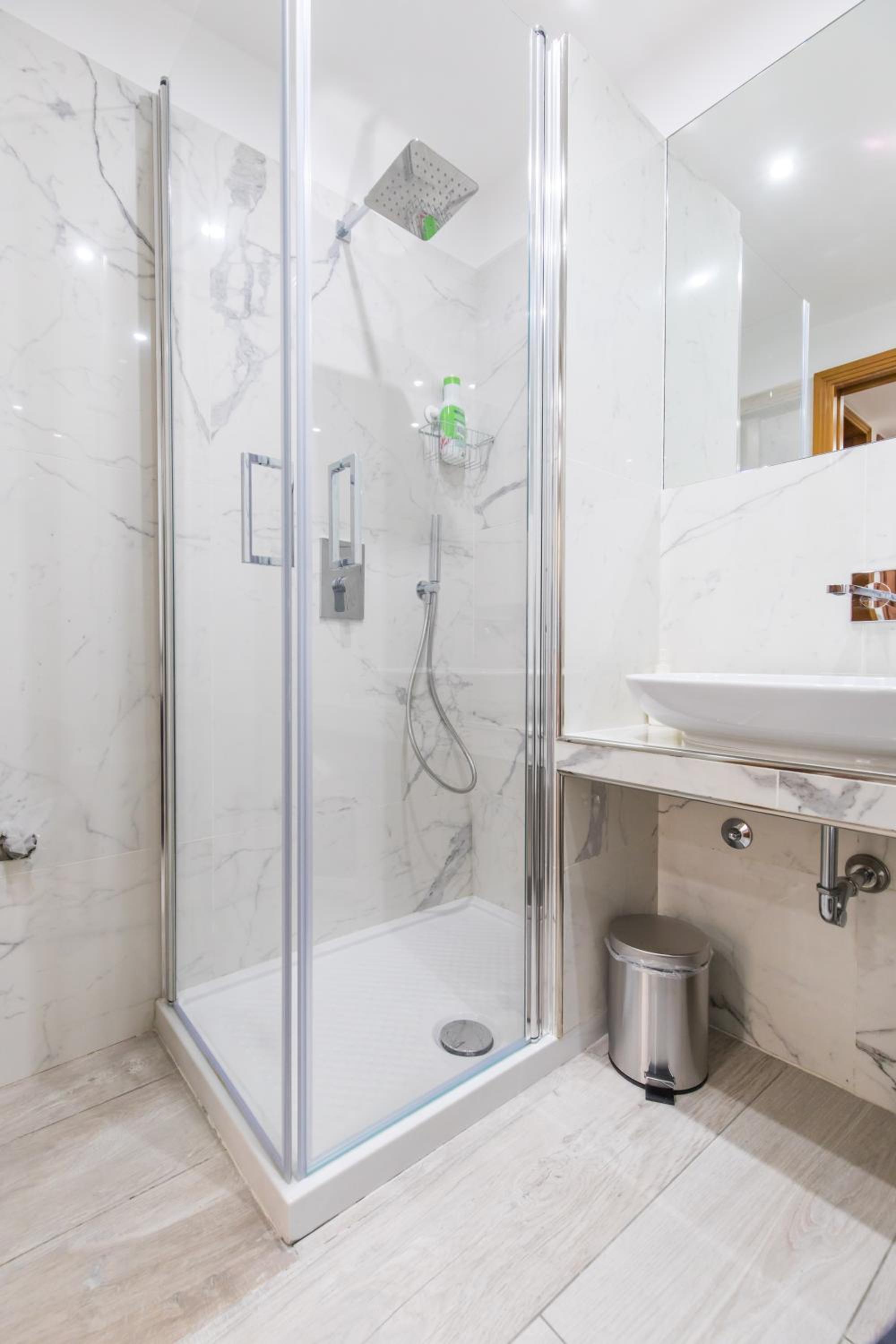 Double Room with Private External Bathroom - Photo 10