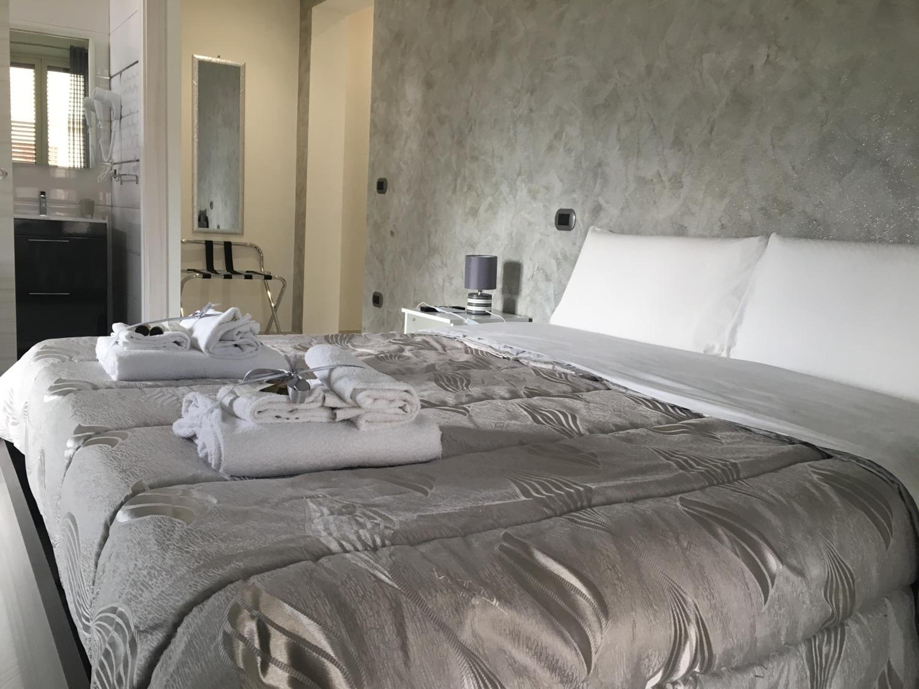Deluxe Double Room with Balcony photo 1