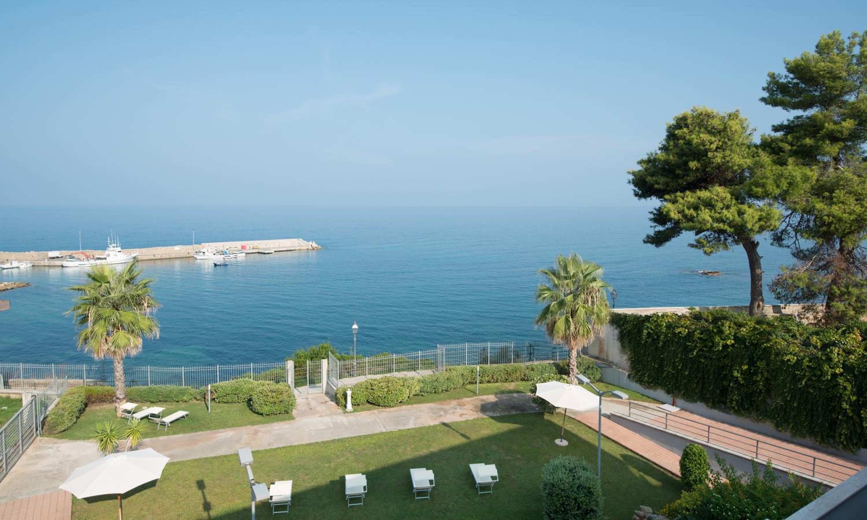 Double or Twin Room with Sea View - Photo 12