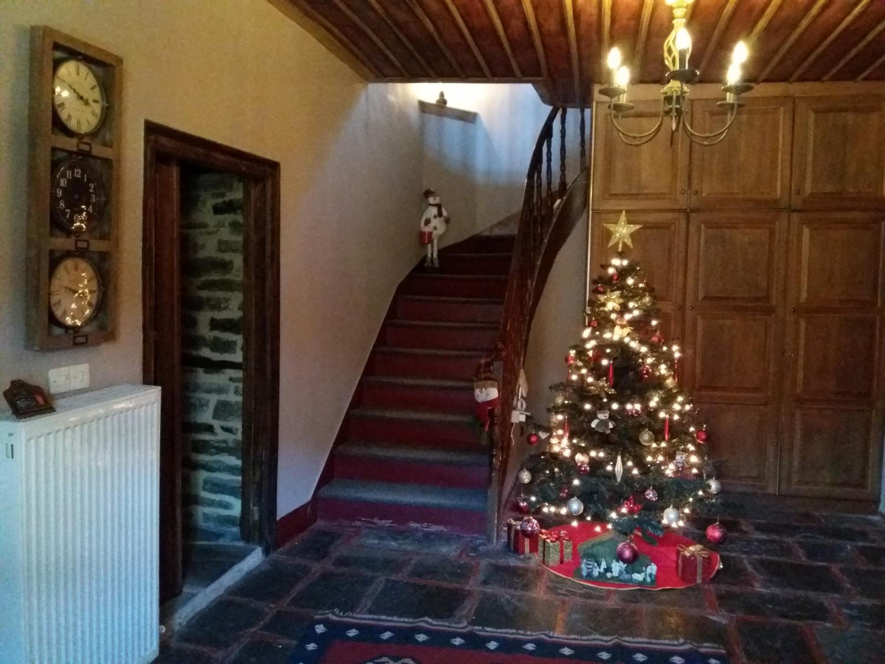 Five-Bedroom House photo 3
