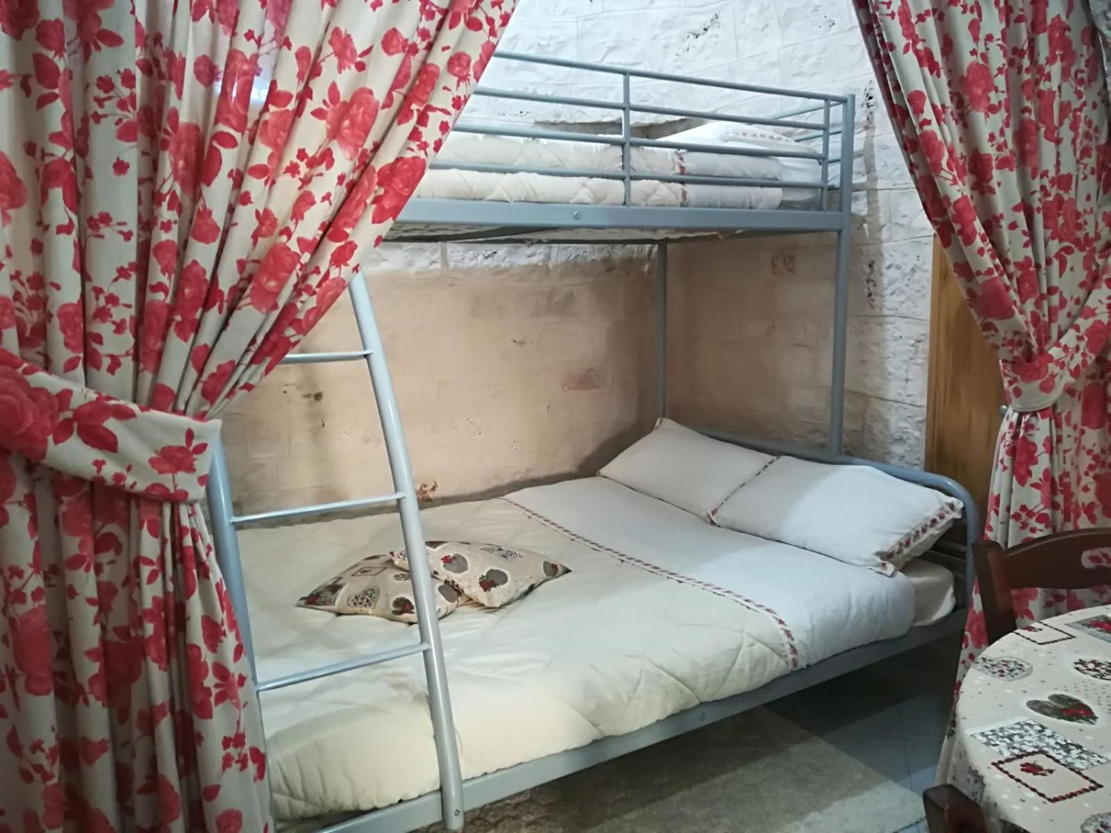 One-Bedroom House - Photo 19