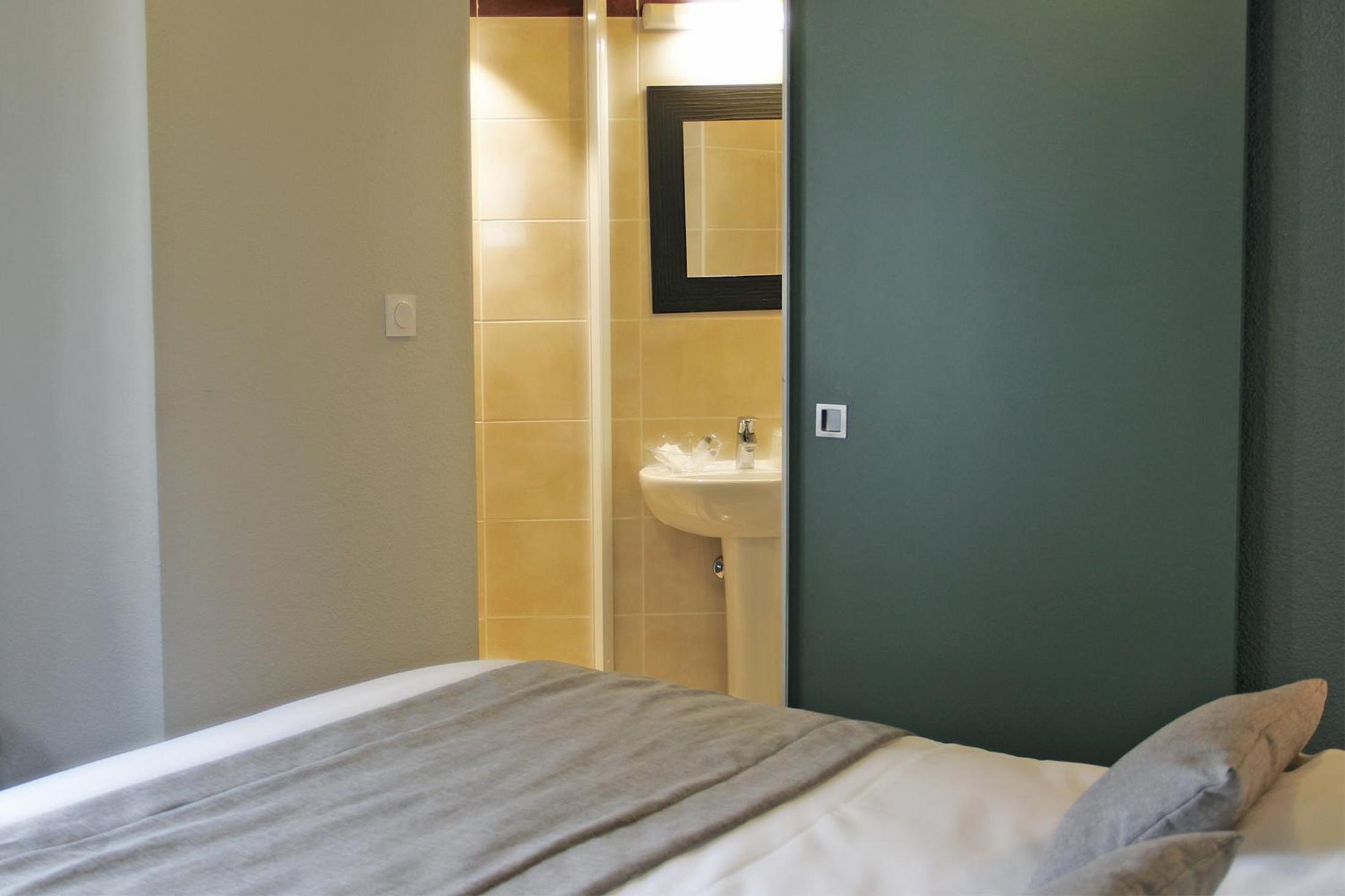 Standard Double Room - Photo 6