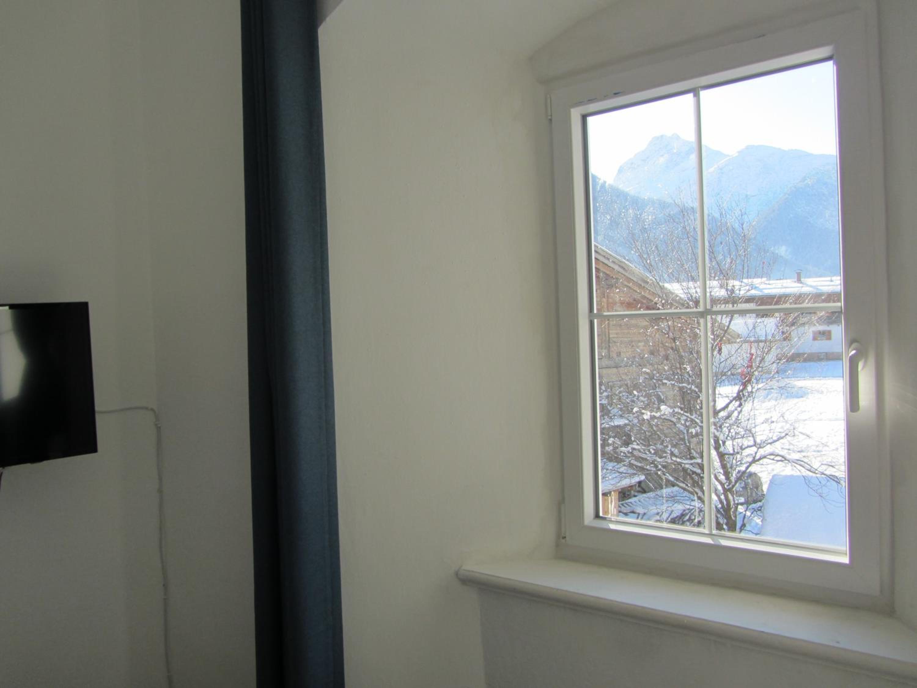 Double or Twin Room with Private Bathroom - Photo 2