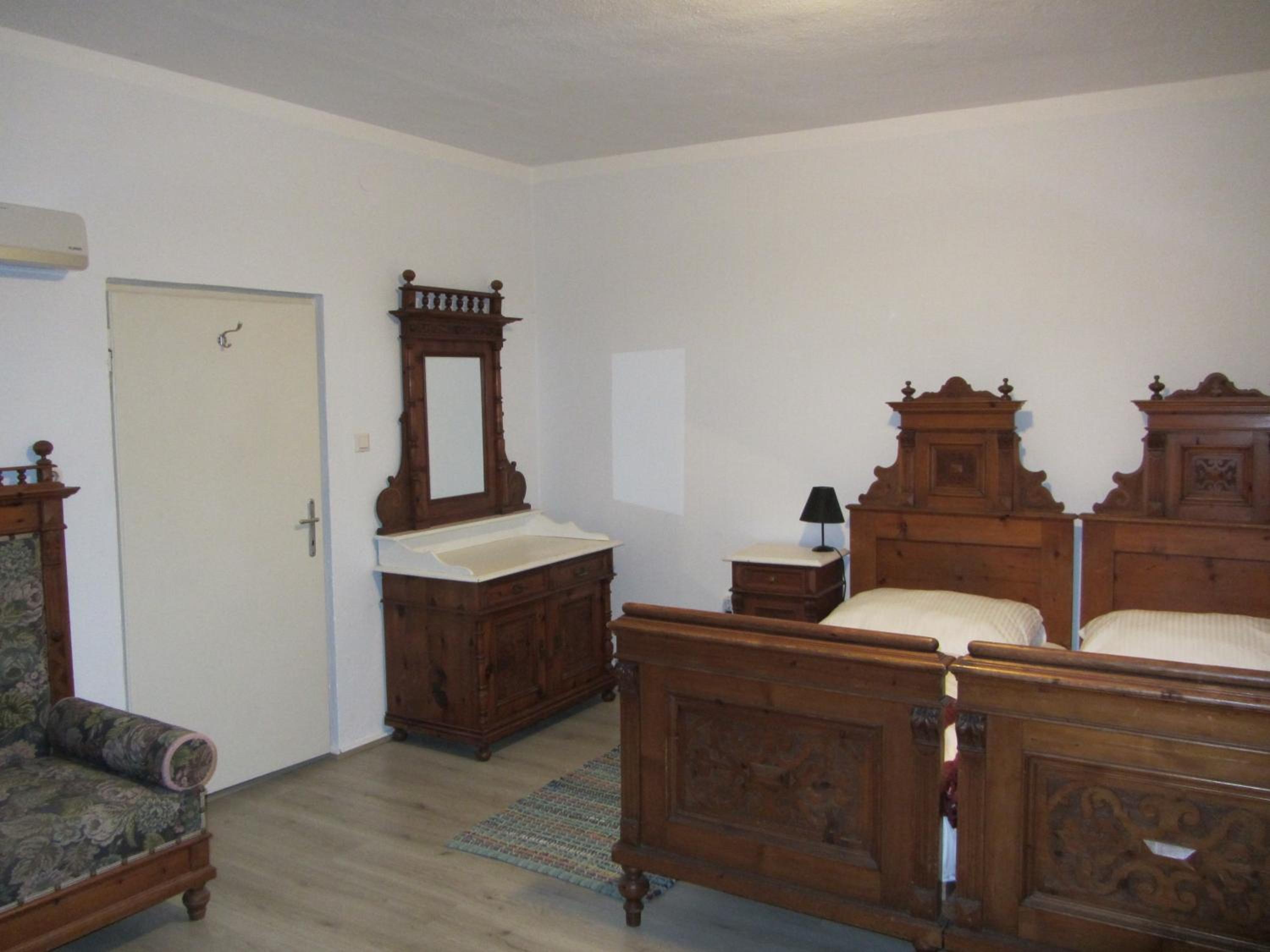 Double or Twin Room with Private Bathroom - Photo 4