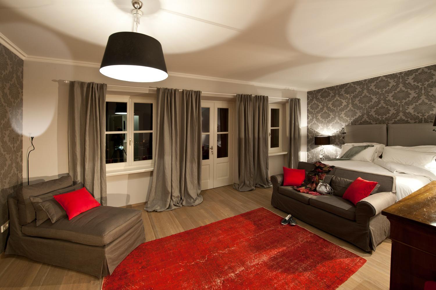Queen Room photo 2