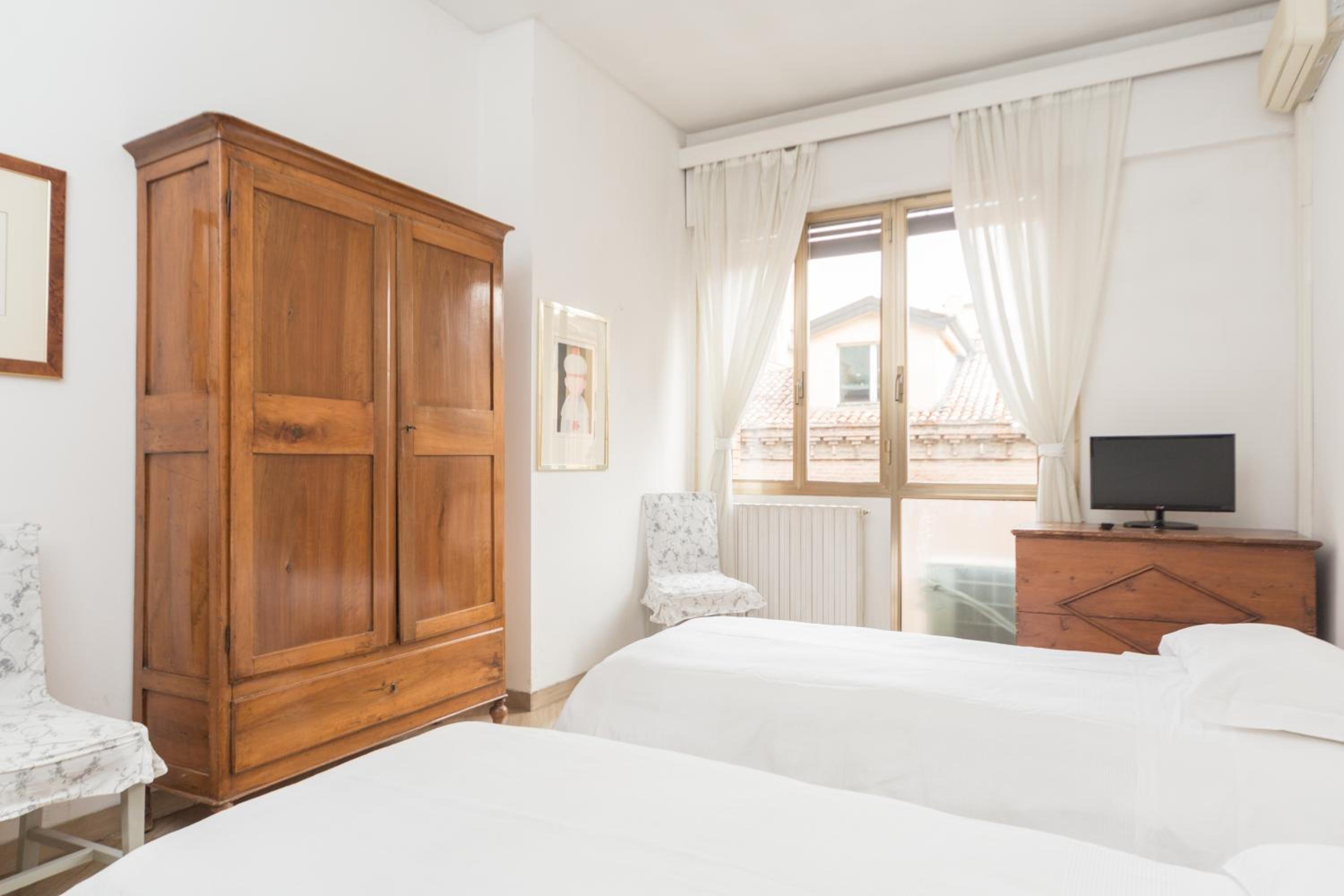 Twin Room with Private External Bathroom