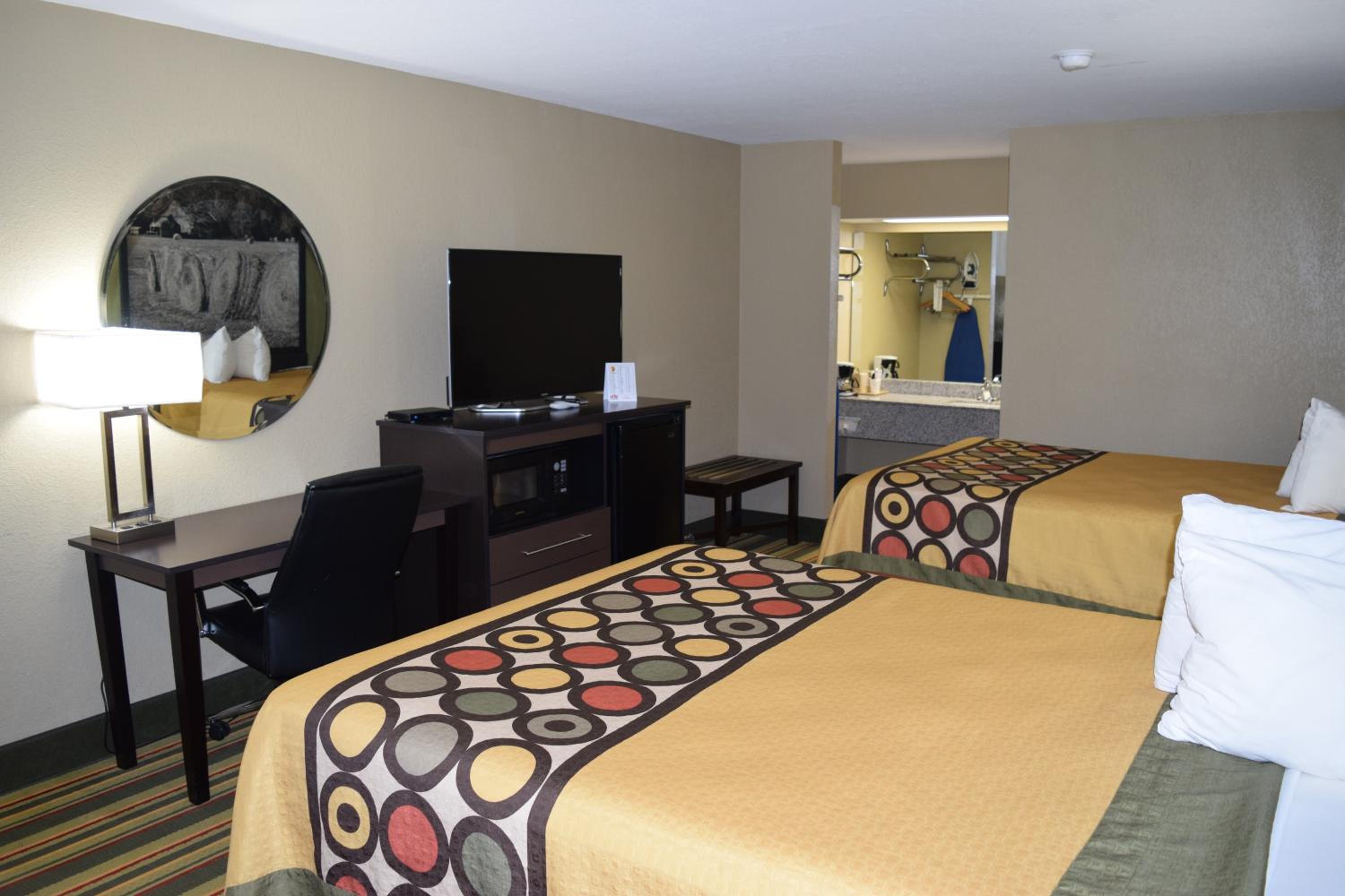 Queen Room with Two Queen Beds - Non-Smoking photo 1