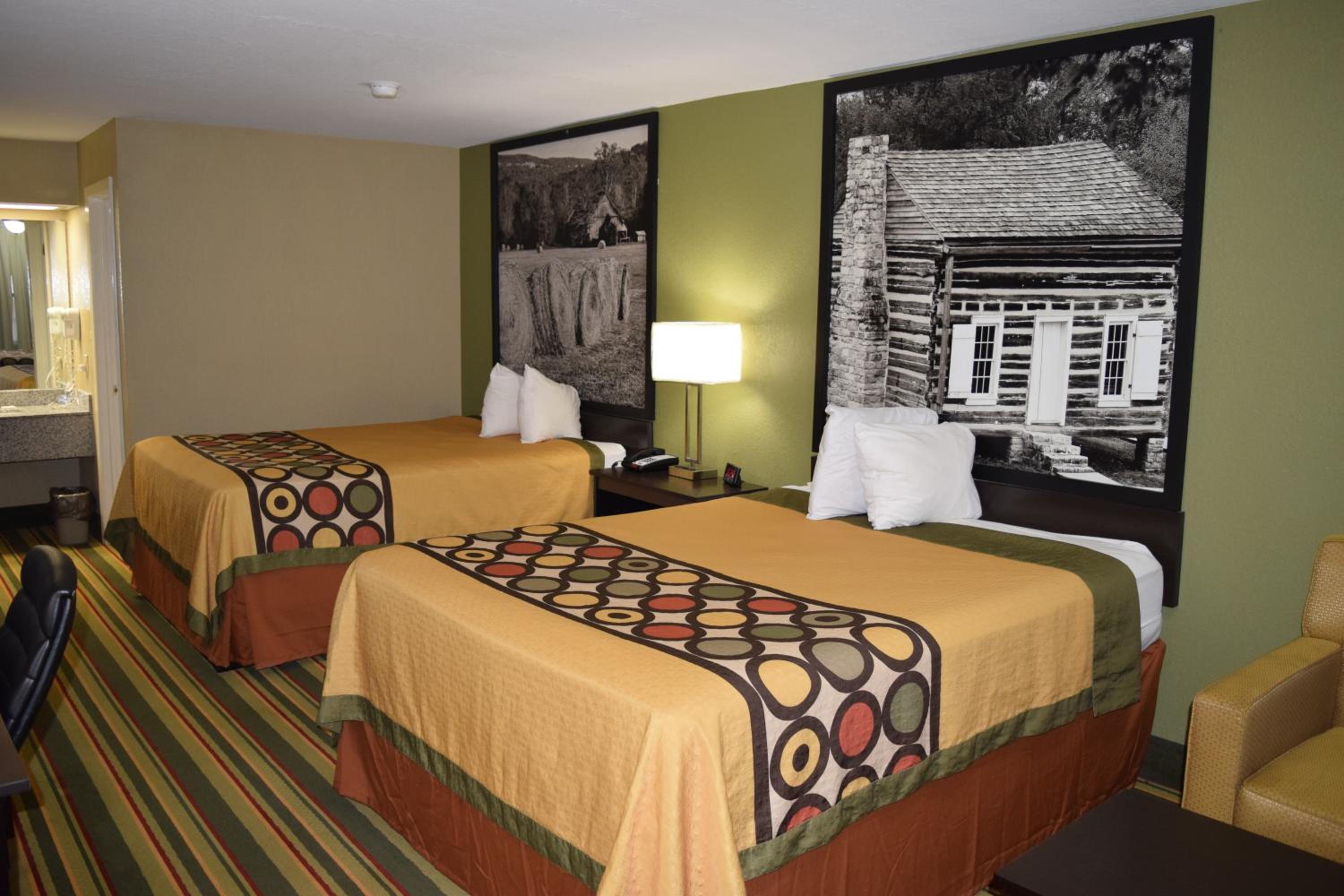 Queen Room with Two Queen Beds - Non-Smoking photo 2