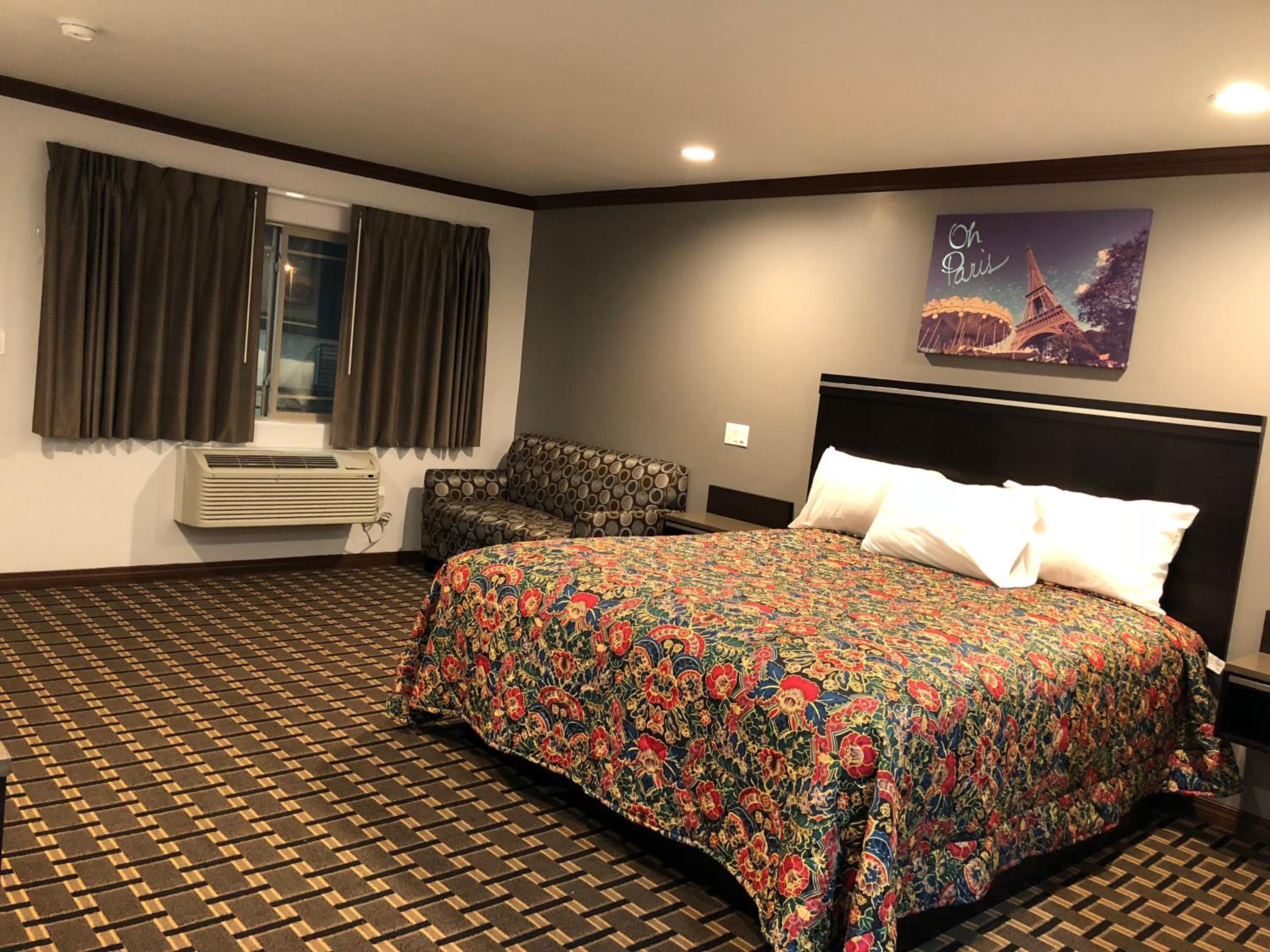 Deluxe Family Suite photo 1