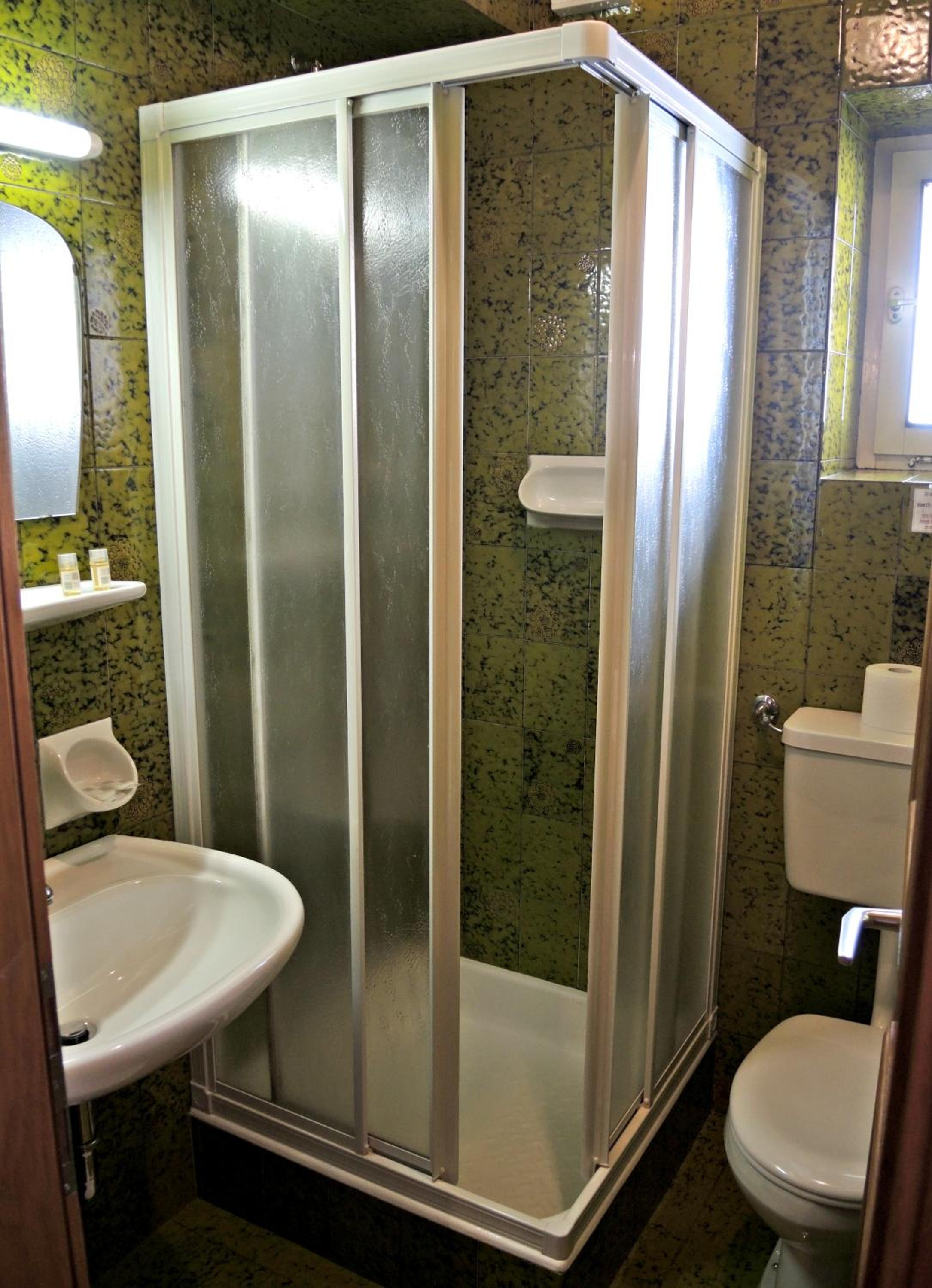 Double Room with Balcony - Photo 13
