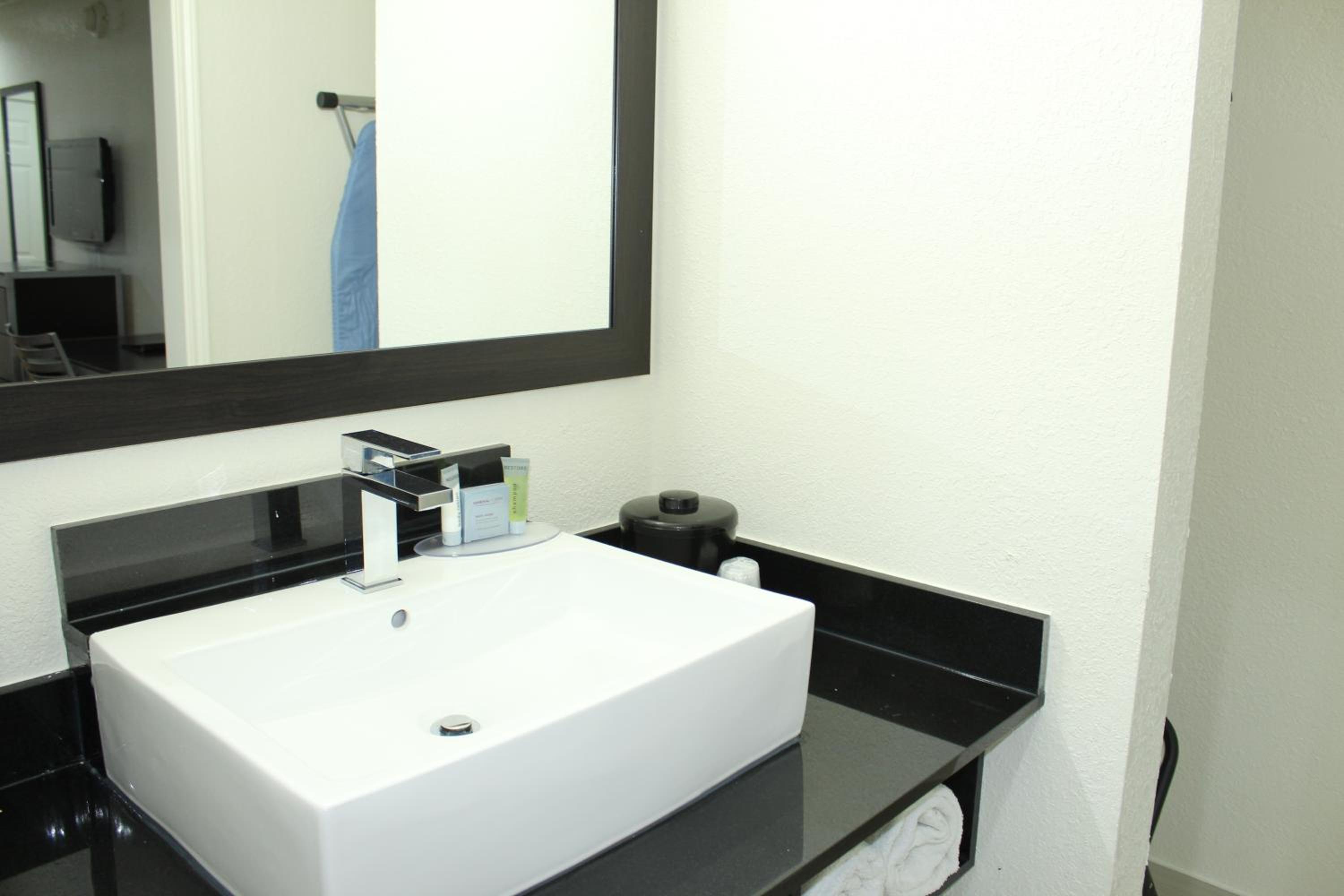 Double Room with Two Double Beds - Non-Smoking - Photo 4