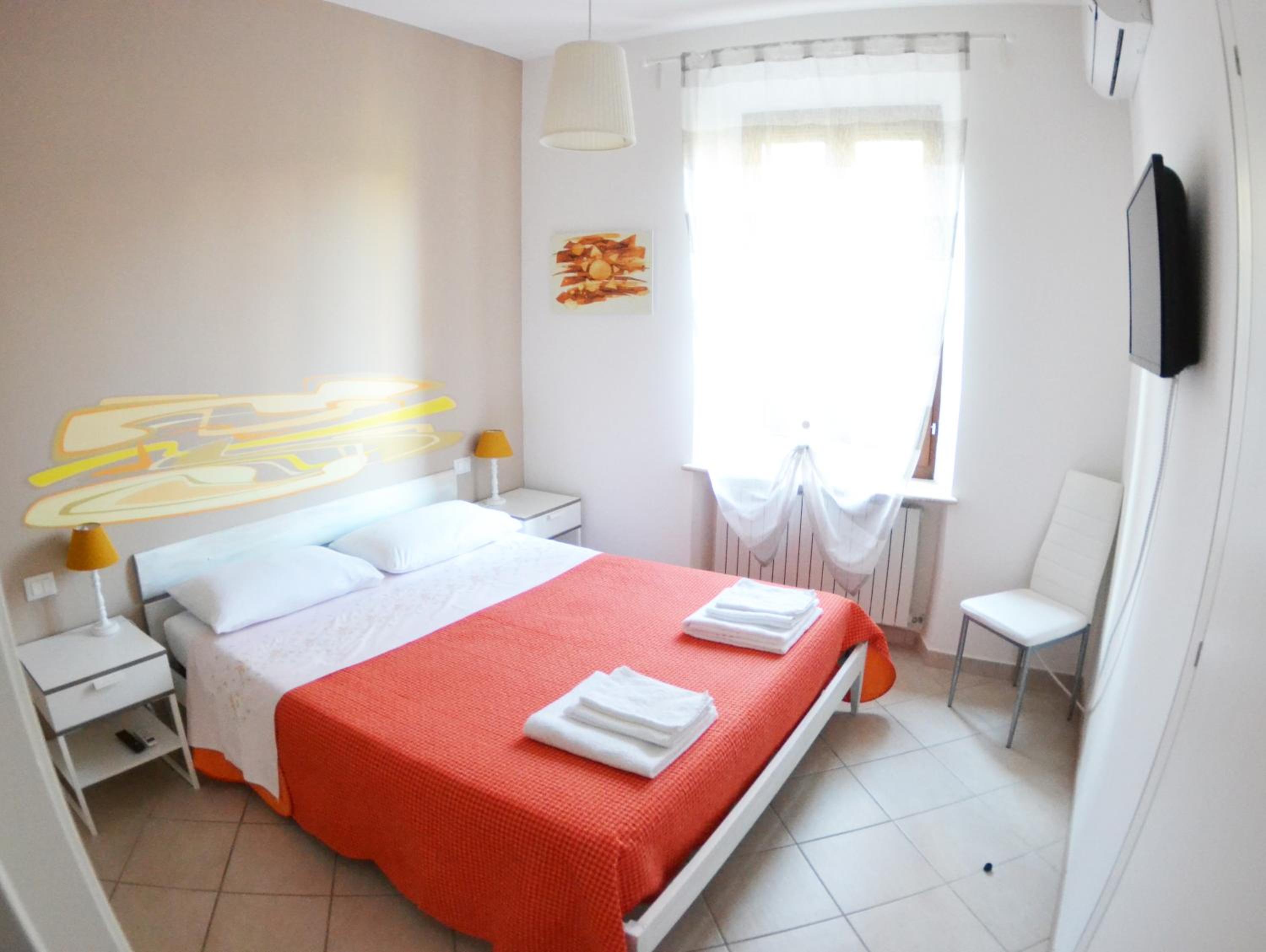 Large Double Room - Photo 1