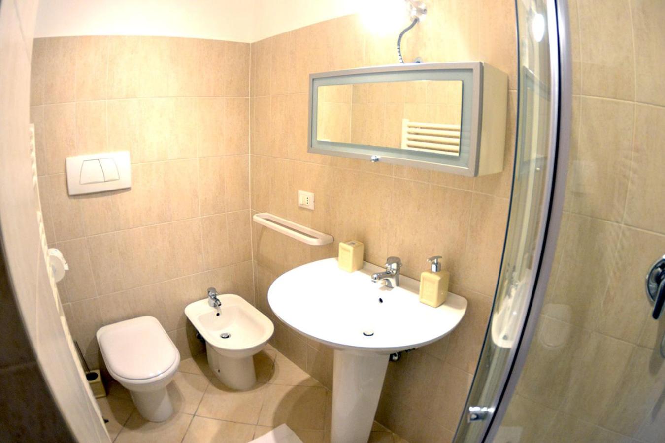Large Double Room - Photo 8