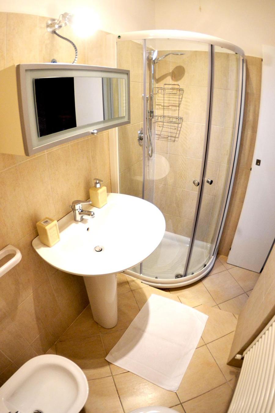 Large Double Room - Photo 7