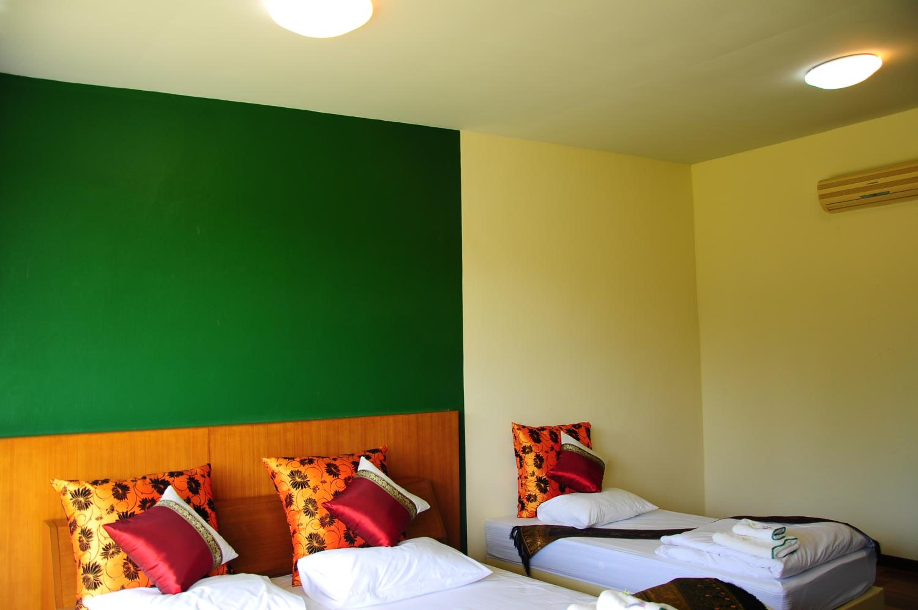 Quadruple Room with Private Bathroom - Photo 2