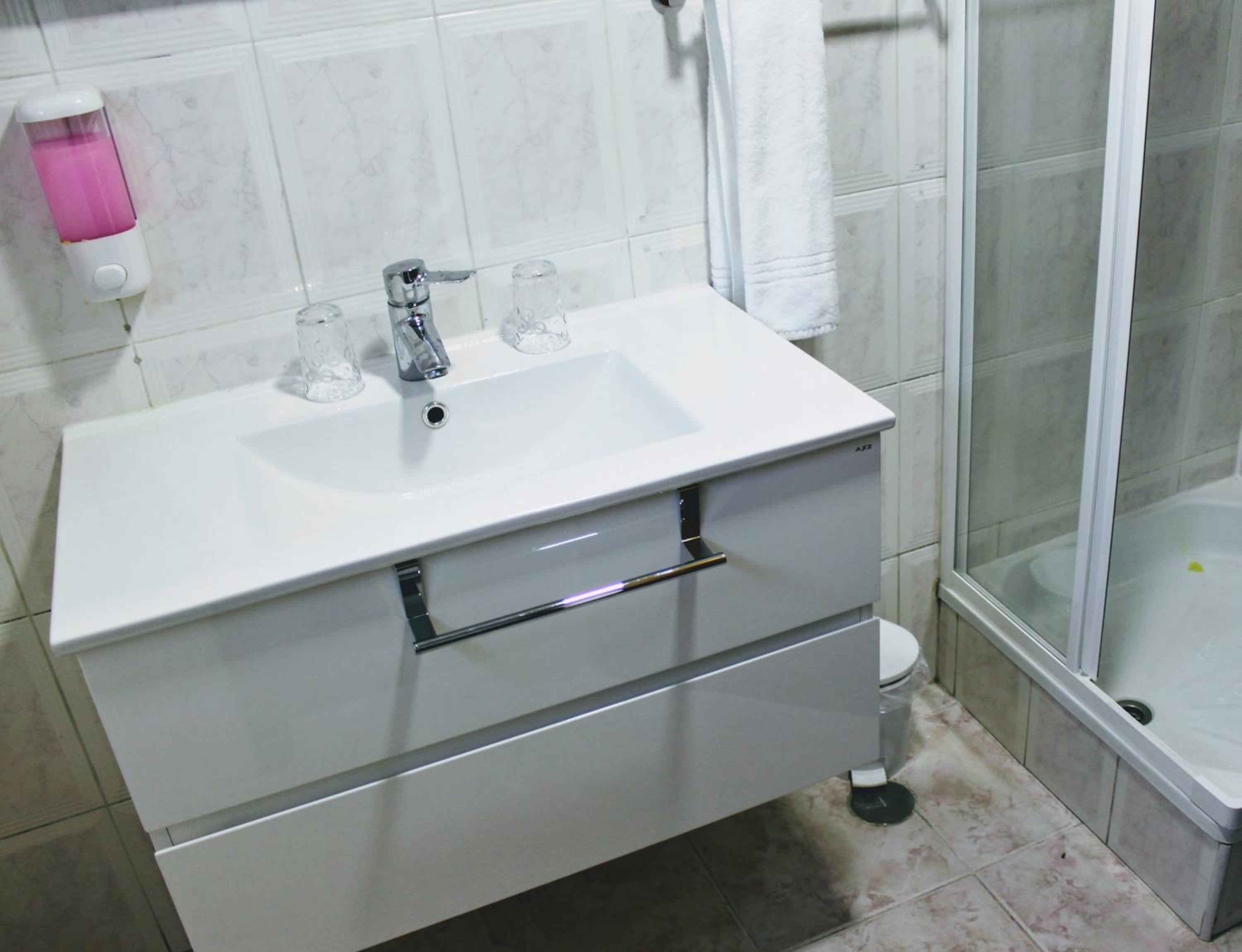 Double Room with Private Bathroom - Photo 9