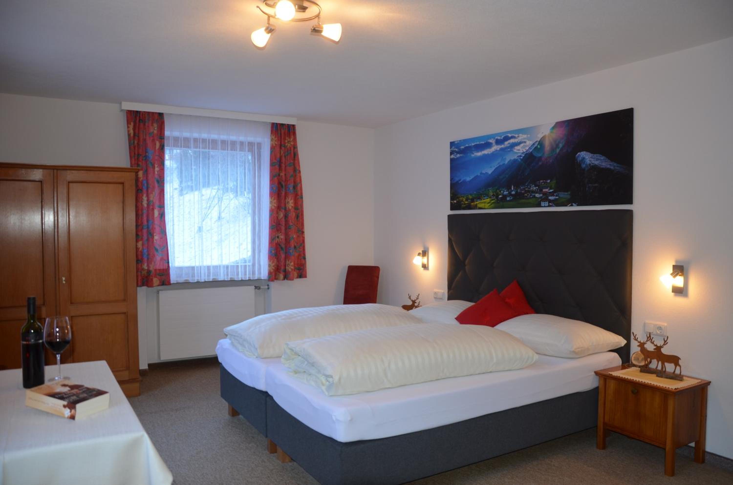 "Gästehaus Fortuna" Double Room "Zwölferkopf" with Shared Toilet