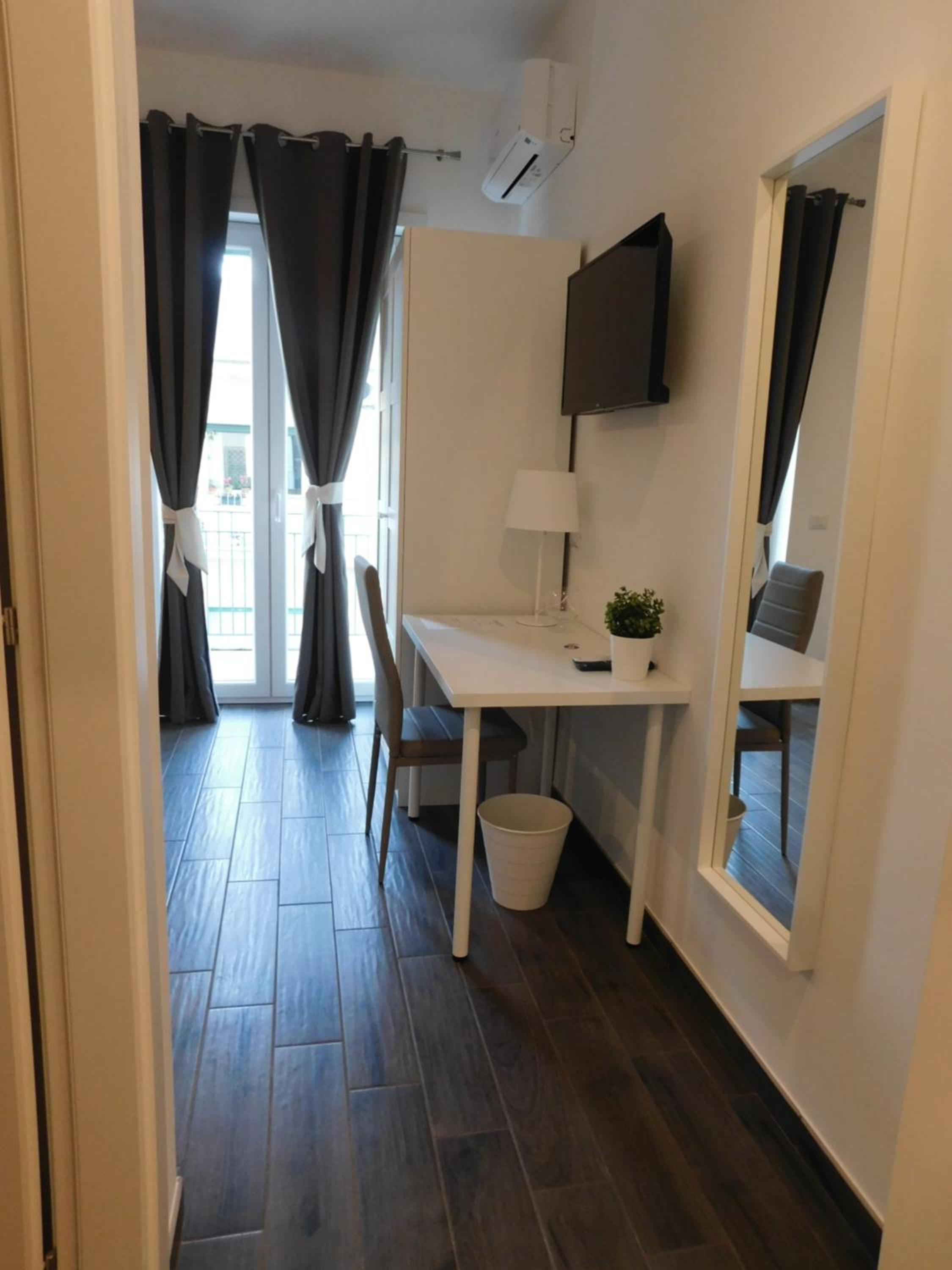 King Room with Balcony - Photo 14