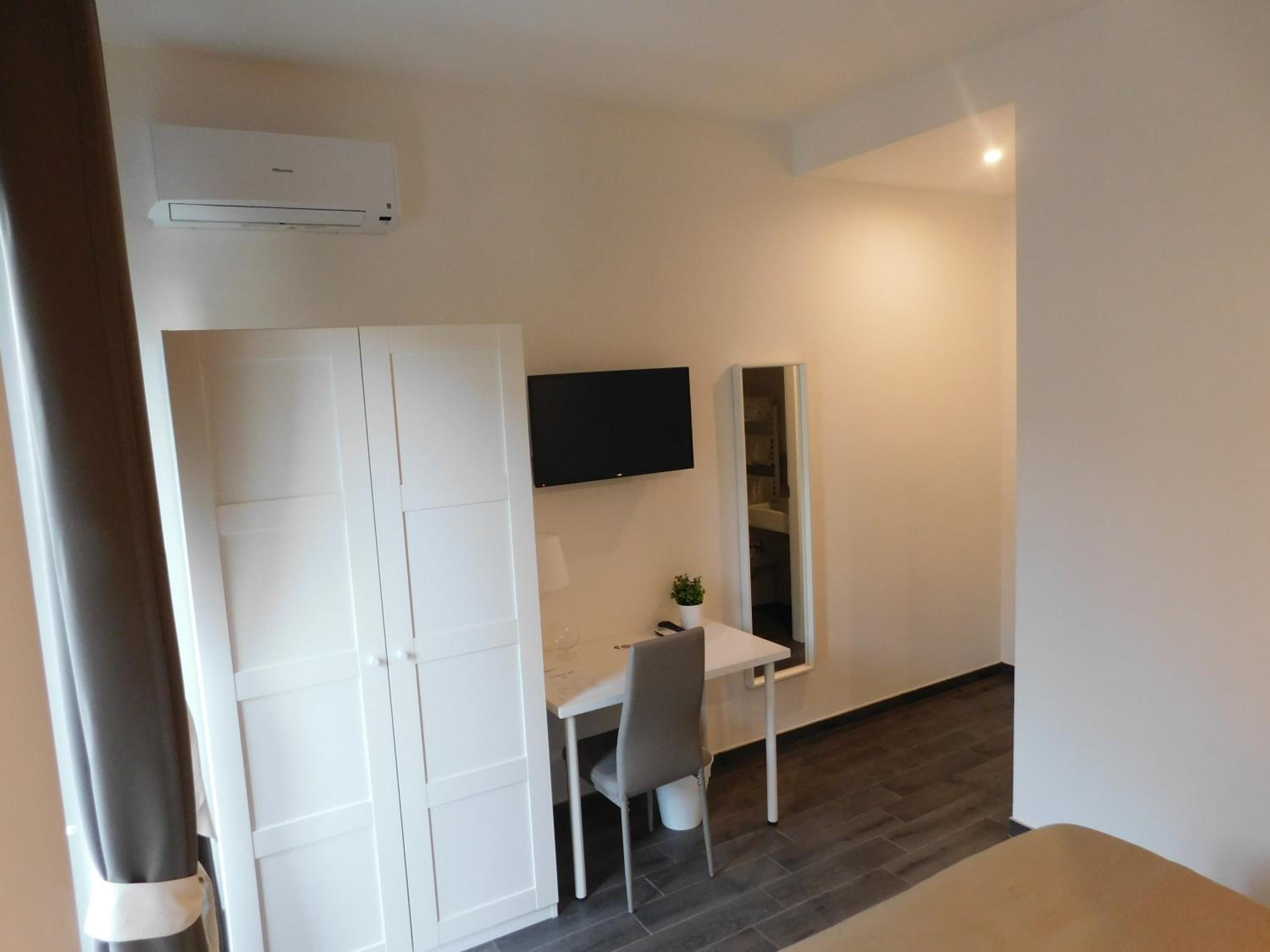 King Room with Balcony - Photo 13