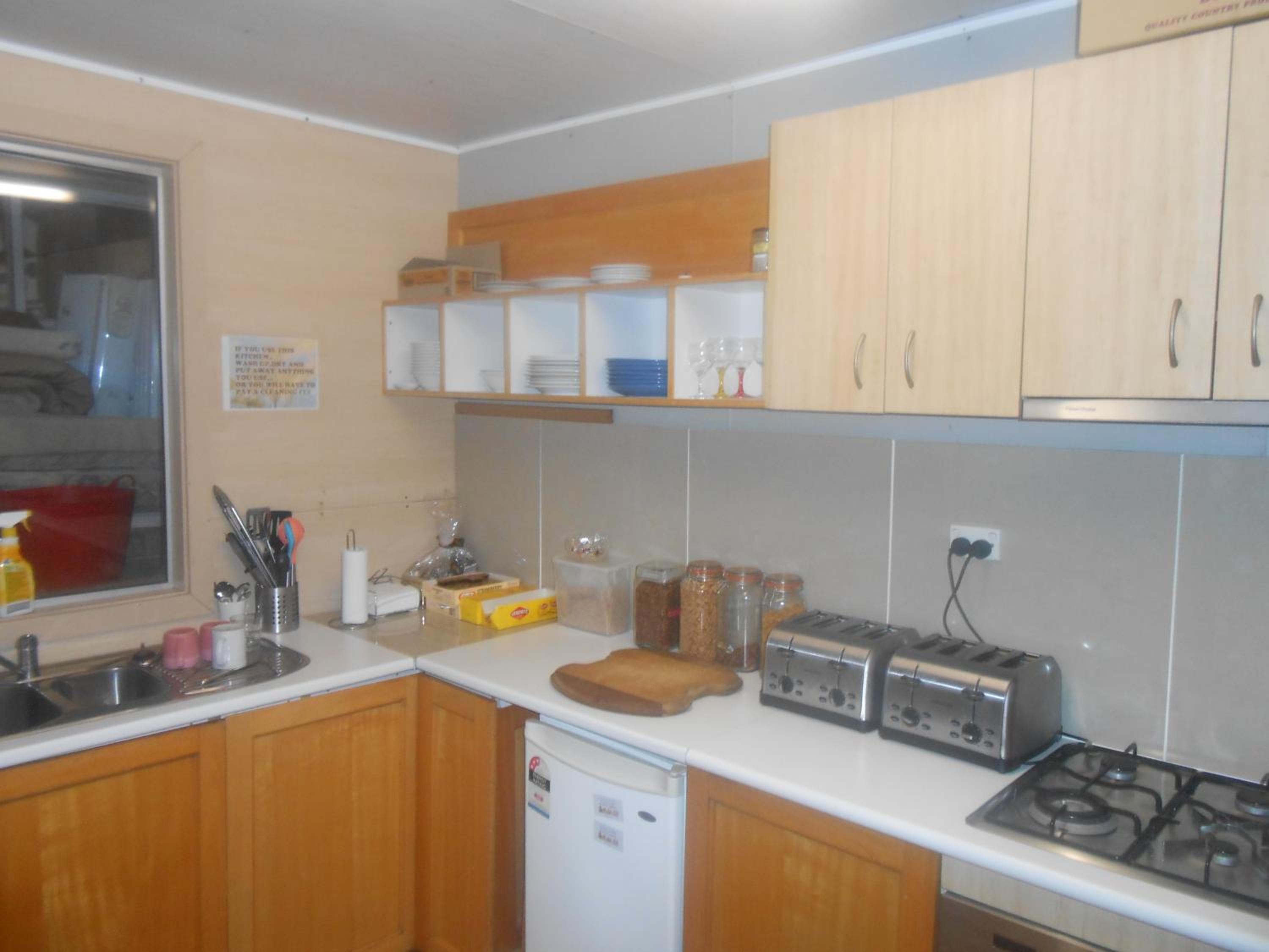 Quadruple Room with Private Bathroom - Photo 3