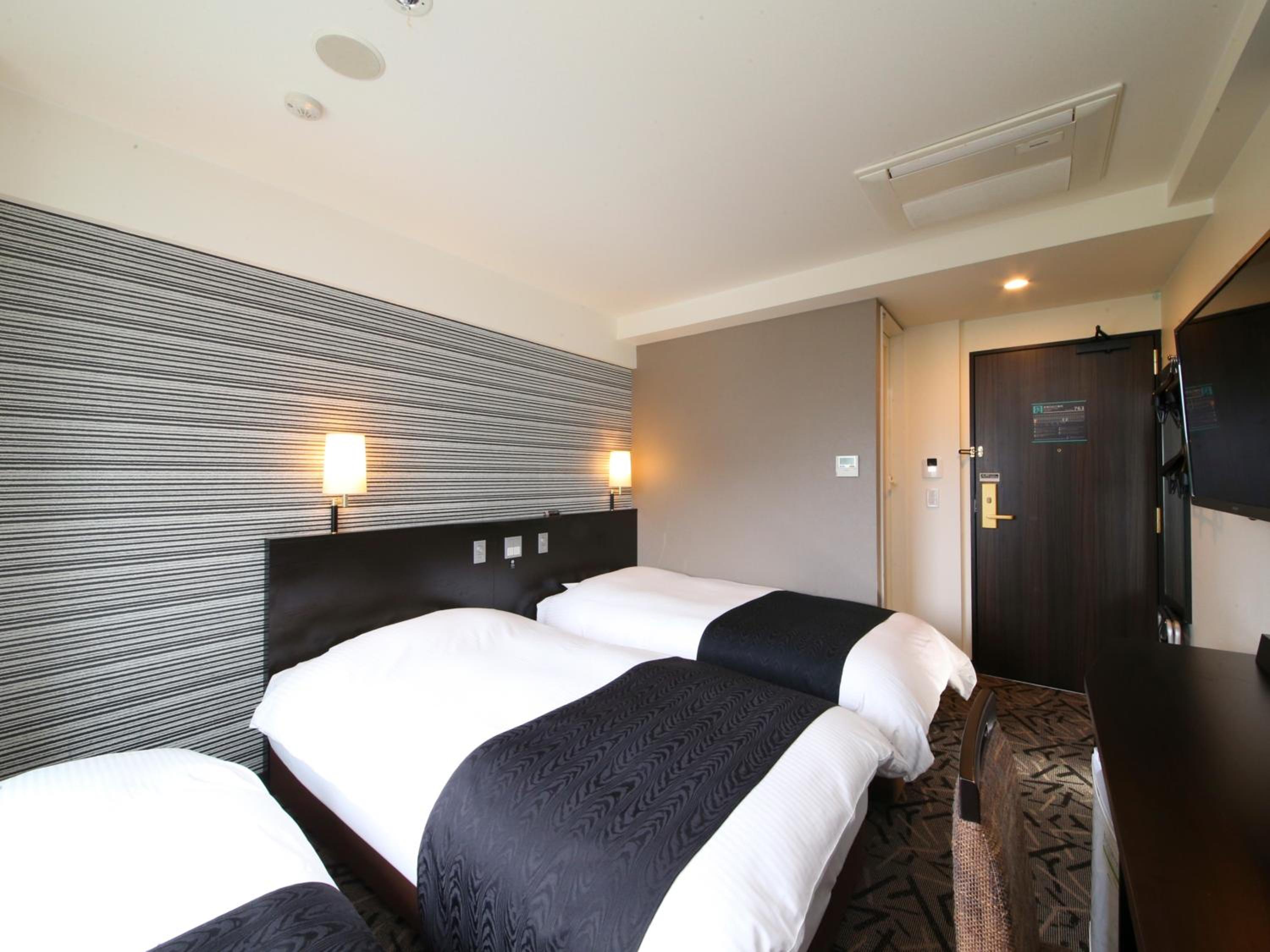 Triple Room in West Wing - Non-Smoking  - Photo 2